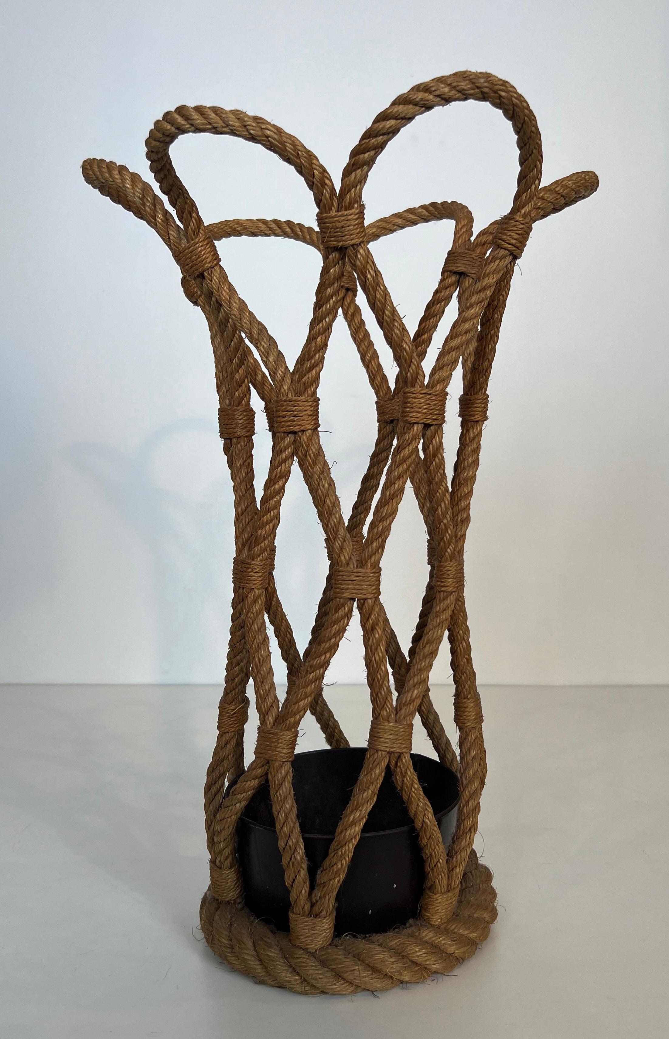 Questo portaombrelli è realizzato in corda. Si tratta di un'opera francese di Adrien Audoux e Frida Minet. Circa 1970