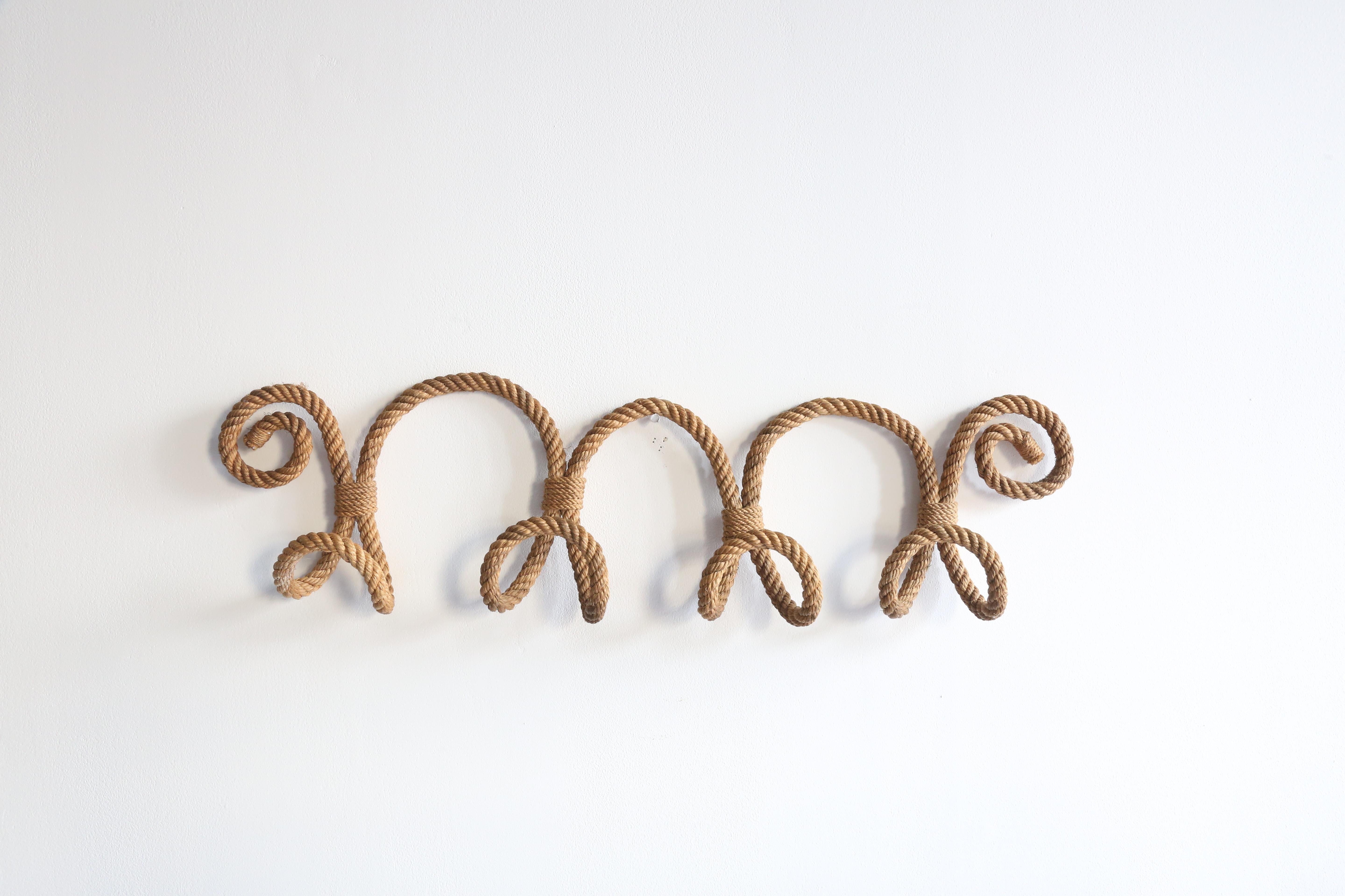 Beautiful French wall hook made of thick twisted rope and twine by Audoux-Minet. 

Great curved tongue shaped hooks, perfect to hold hats or coats.

Typical for the technique and design style of Adrien Audoux and Frida Minet, using traditional