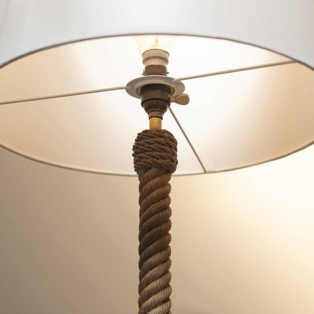 Stehlampe mit Seil und weißem Schirm (Mitte des 20. Jahrhunderts) im Angebot
