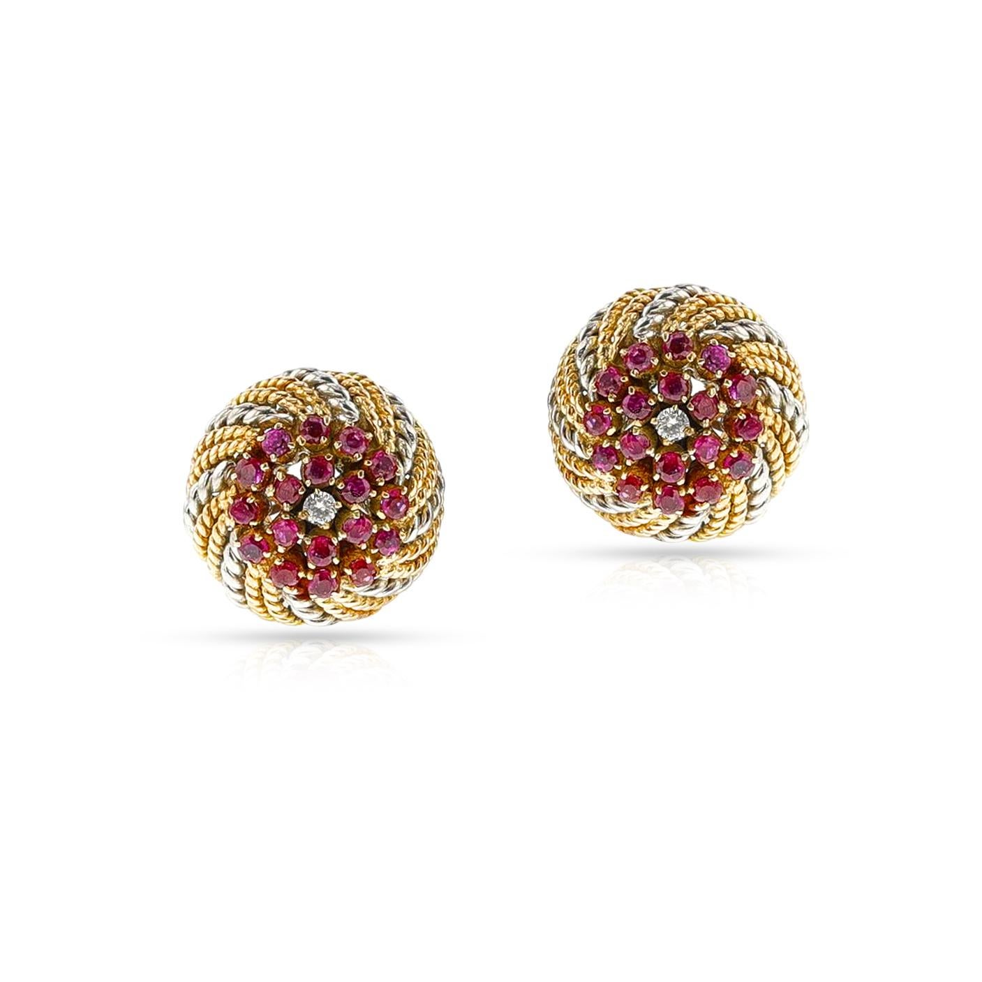 Ein Paar Ohrringe aus Gelb- und Weißgold mit Rubinen und Diamanten aus 14-karätigem Gelbgold in Seilarbeit. Das Gesamtgewicht des Ohrrings beträgt 13,80 Gramm. 

 

1356-AAEFRT