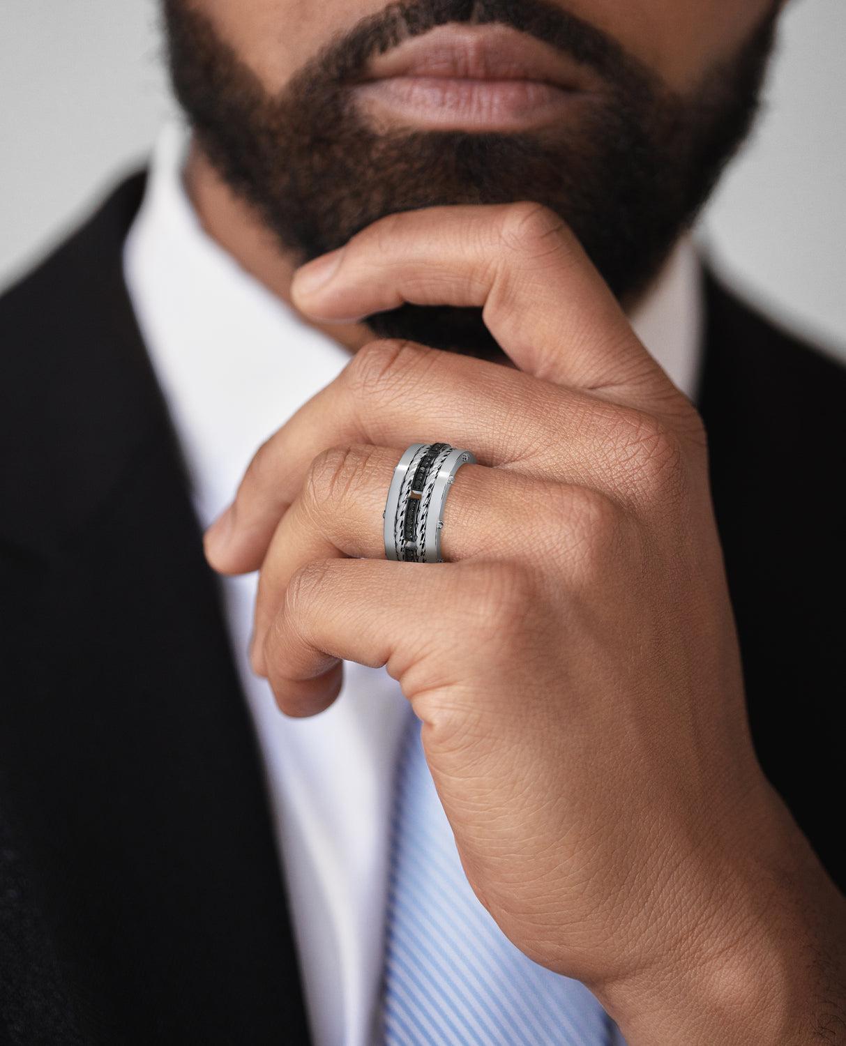Drei kühne Ringe, besetzt mit 0.40 Karat weißen Diamanten im Brillantschliff, verbunden durch die charakteristischen exklusiven Rockford-Schrauben mit Seil-Designs, die zwischen den Bändern verlaufen. Unser Ring ROPES hat ein sehr modernes,