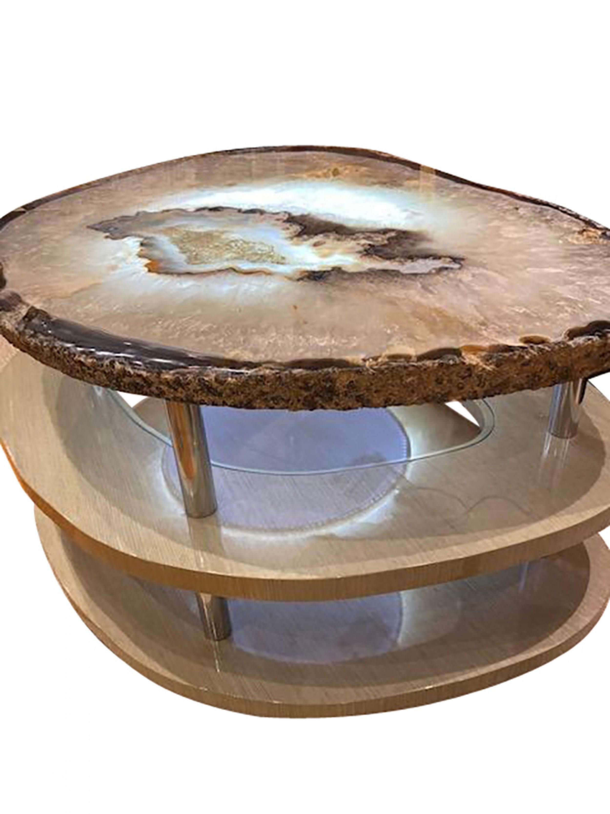 Table basse contemporaine en agate grise illuminée avec base en bois et acier avec détail métallique inséré. (RORIC TOBIN)