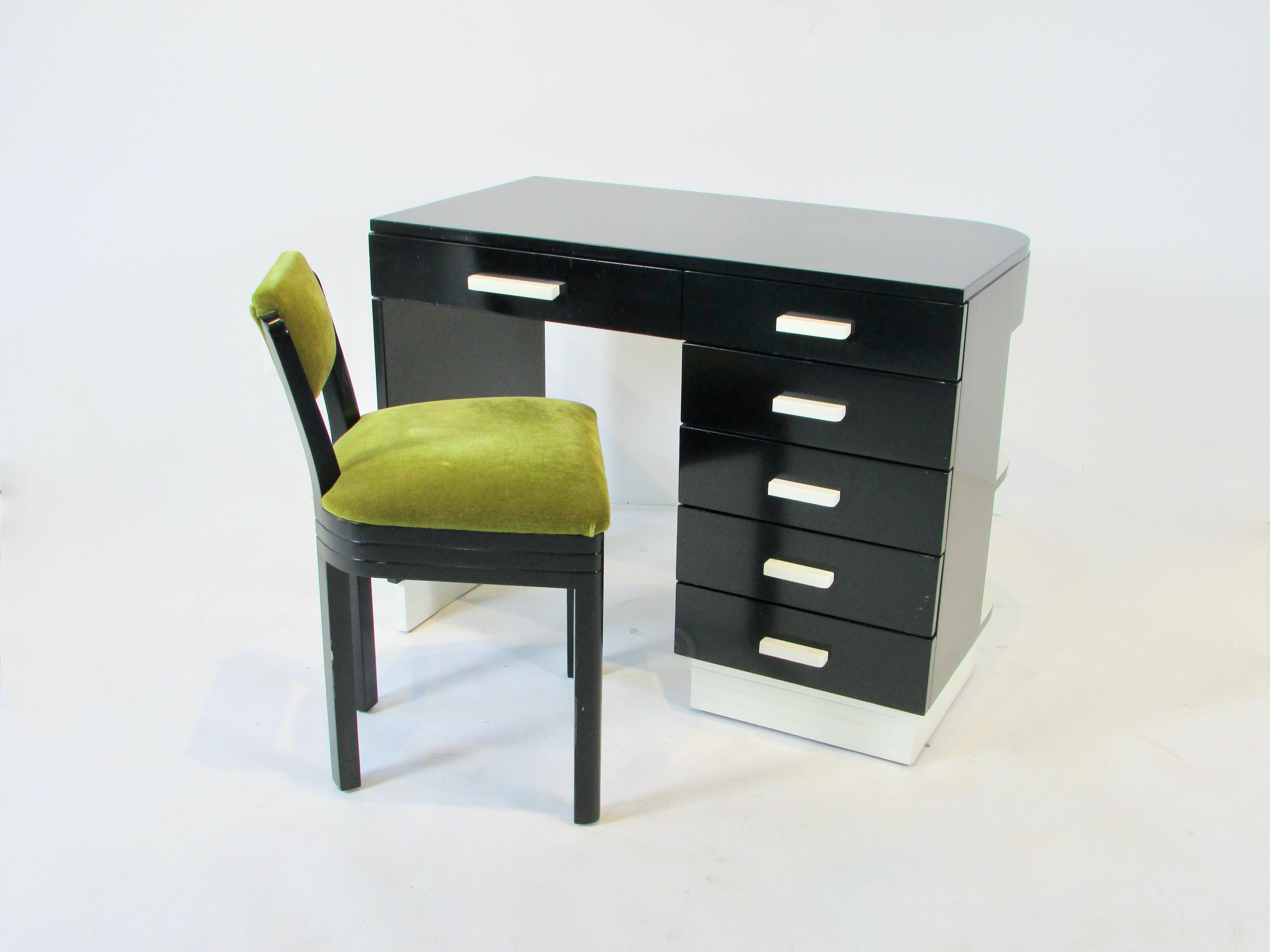 Rorimer Brooks Art Deco Moderne lackierter Bücherregal Schreibtisch mit Stuhl im Angebot 1