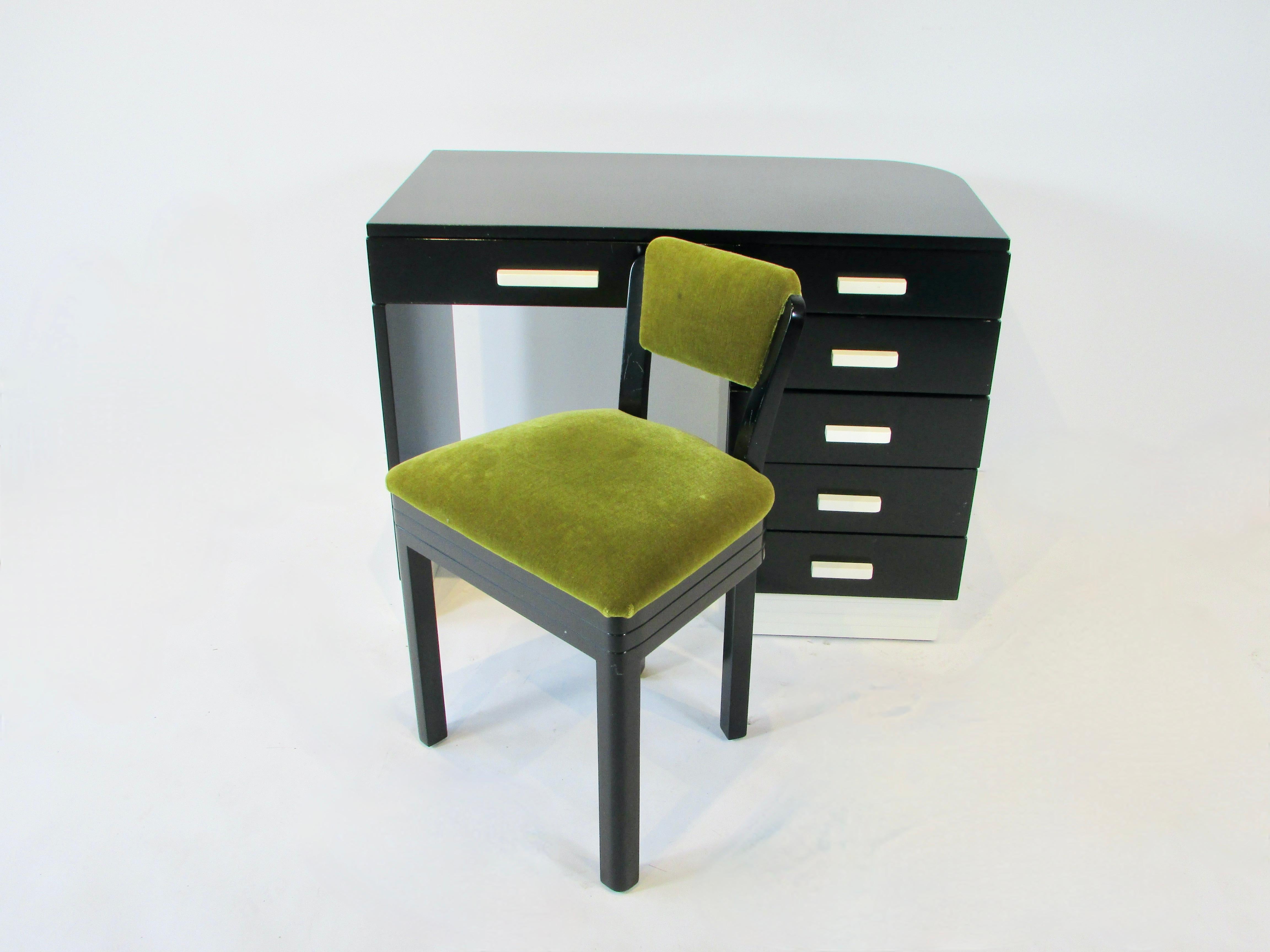 Rorimer Brooks Art Deco Moderne lackierter Bücherregal Schreibtisch mit Stuhl (amerikanisch) im Angebot