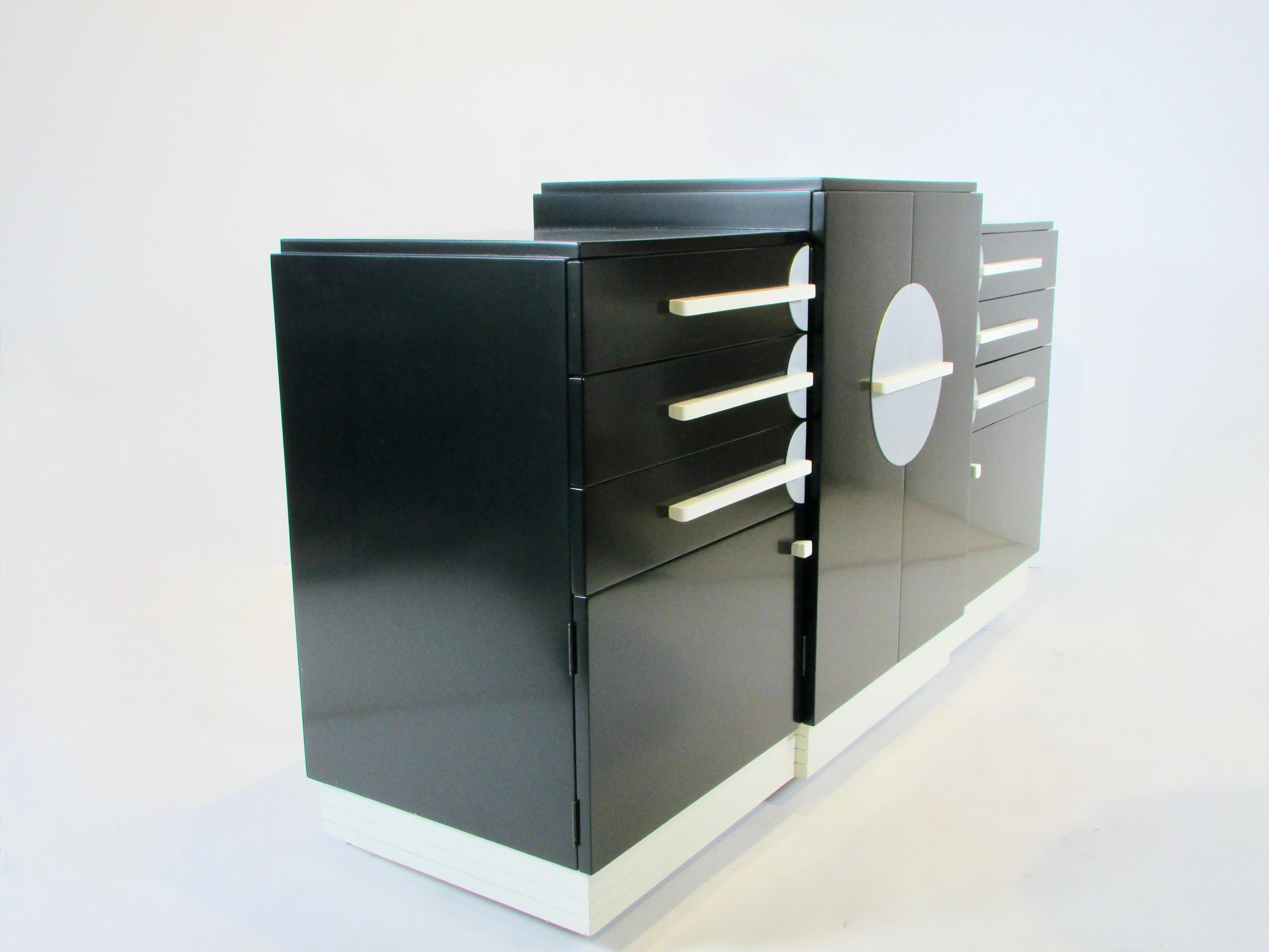 Enfilade ou crédence Art Déco moderne de Rorimer Brooks Cleveland en vente 3