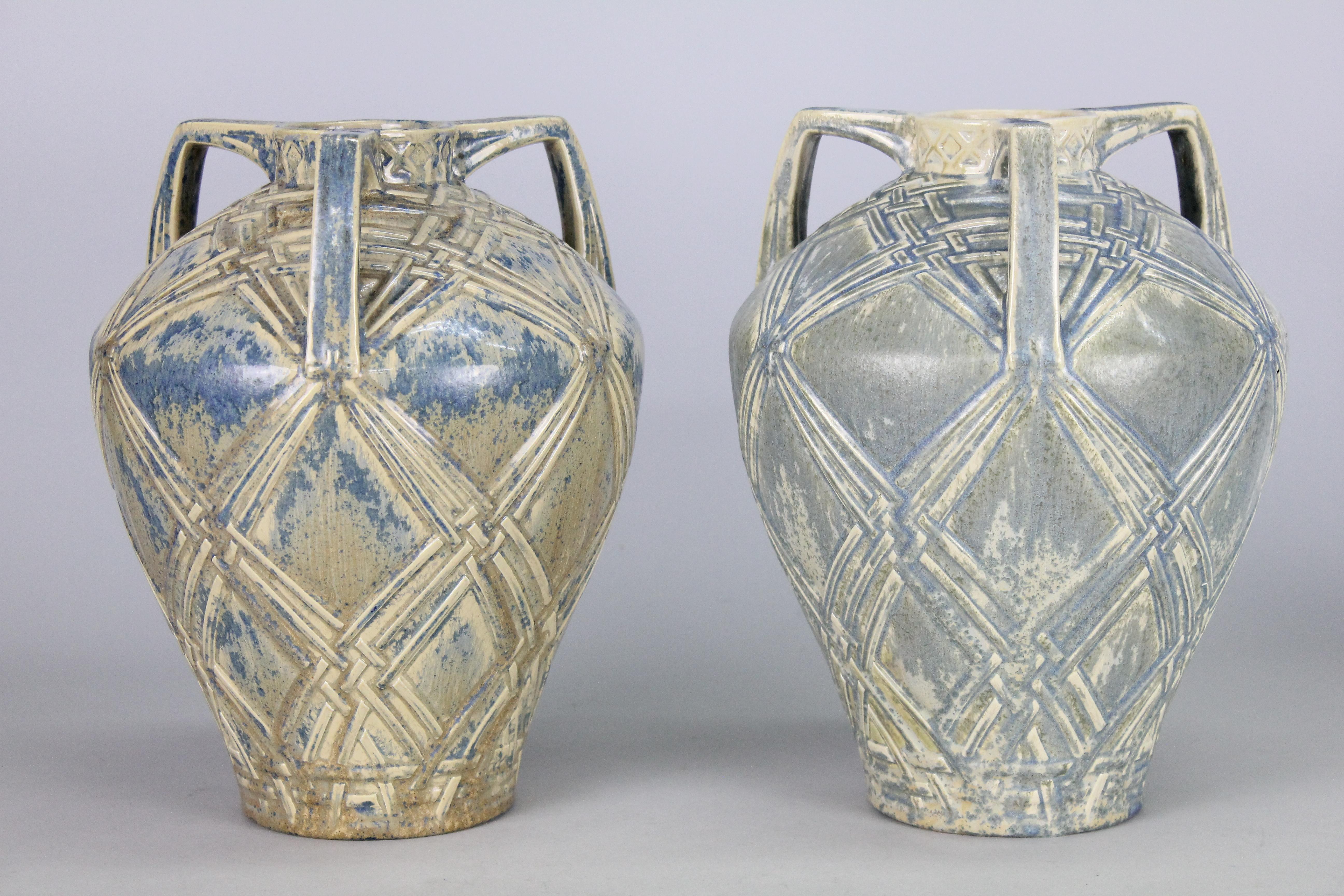 Ein sehr ungewöhnliches Paar Rörstrand-Vasen aus Steingut. Hergestellt zwischen 1920-1936.
Höchstwahrscheinlich von Alf Wallander entworfen. Einige geringfügige Unterschiede in der Farbe der Glasur.
Signiert mit Fabrikmarke 