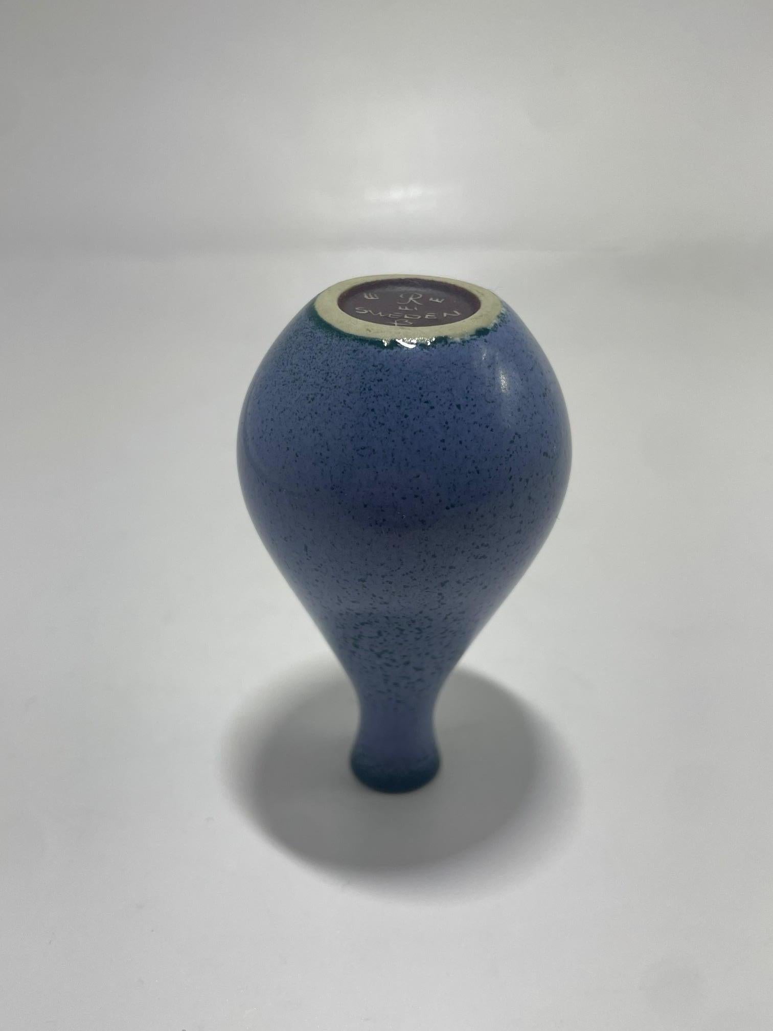 Vaso in ceramica in miniatura realizzato da Bertil Lundgren per Rörstrand negli anni Cinquanta.

Contattaci per qualsiasi domanda!