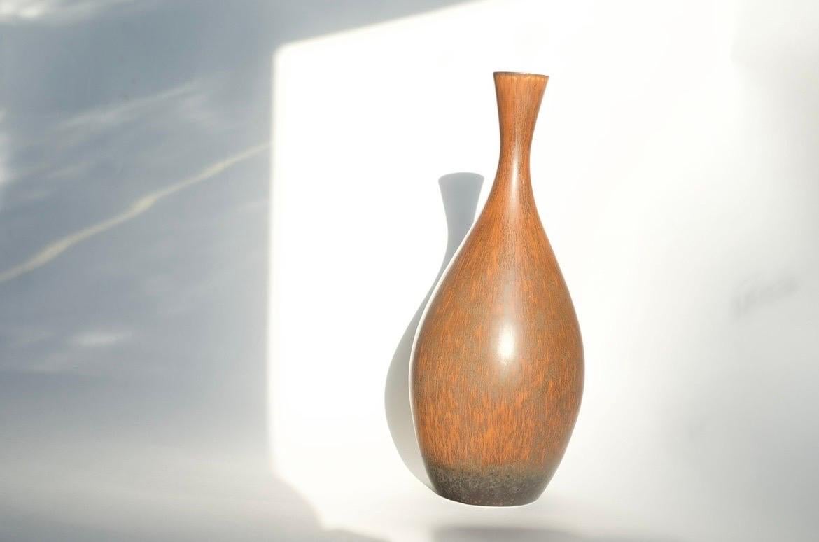Carl-Harry Stålhane per Rörstrand Svezia, 1960.
Vaso alto e sottile in ceramica con smalto Hare e motivo rosso ruggine in diverse sfumature.


