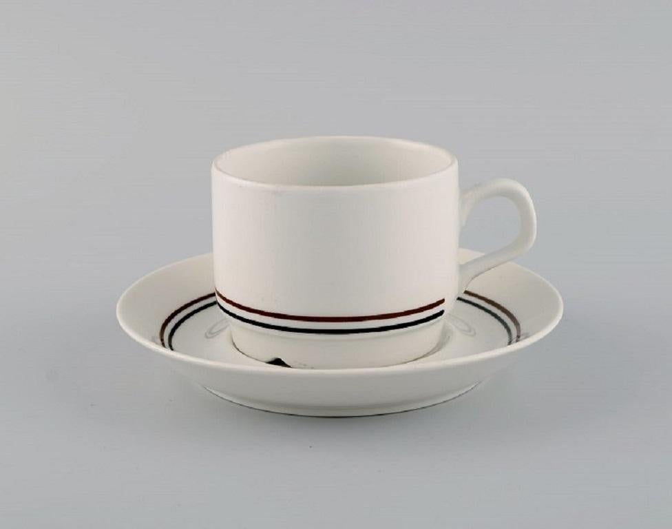 Rörstrand coffee service for four people. 
Swedish design, 1960s.
Consisting of four coffee cups with saucers and four plates in glazed porcelain.
The cup measures: 7.5 x 6 cm.
Saucer diameter: 14 cm.
Plate diameter: 18 cm.
In excellent