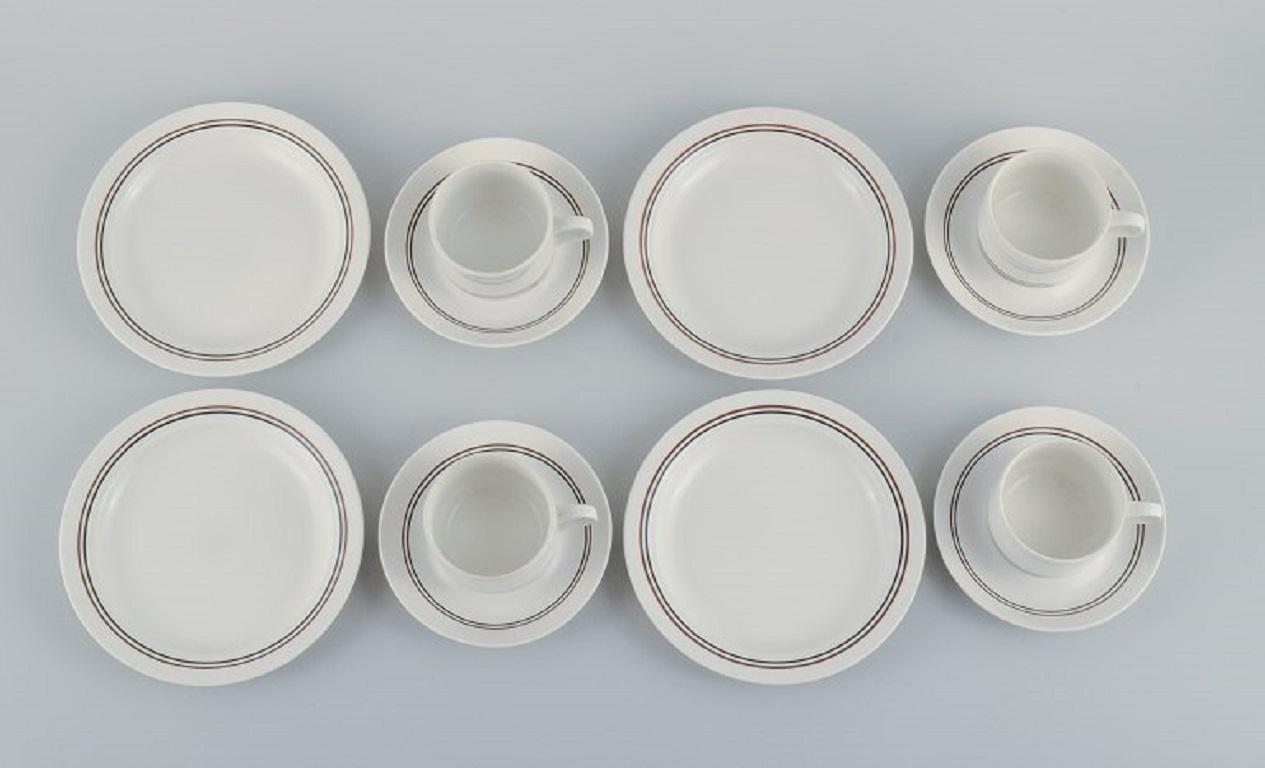 Servicio de café Rörstrand para cuatro personas. Diseño sueco, década de 1960.
Consta de cuatro tazas de café con platito y cuatro platos de porcelana esmaltada.
La taza mide 7,5 x 6 cm.
Diámetro del platillo: 14 cm.
Diámetro del plato: 18