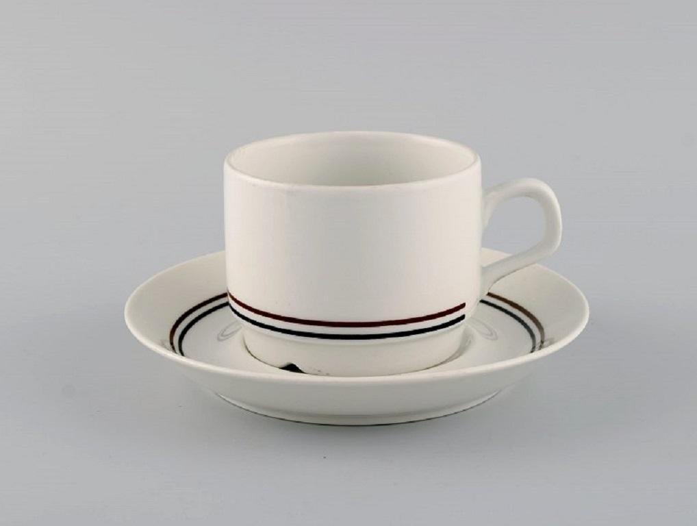 Servizio caffè Rörstrand per dodici persone. Design svedese, anni '1960.
Composto da dodici tazze da caffè con piattini e dodici piatti in porcellana smaltata.
La tazza misura: 7,5 x 6 cm.
Diametro del piattino: 14 cm.
Diametro del piatto: 18
