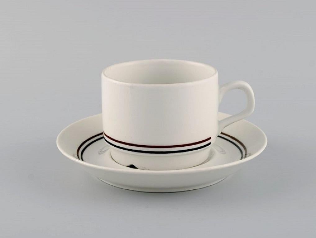 Rörstrand coffee service for twelve people. Swedish design, 1960s.
Consisting of twelve coffee cups with saucers and twelve plates in glazed porcelain.
The cup measures: 7.5 x 6 cm.
Saucer diameter: 14 cm.
Plate diameter: 18 cm.
In excellent