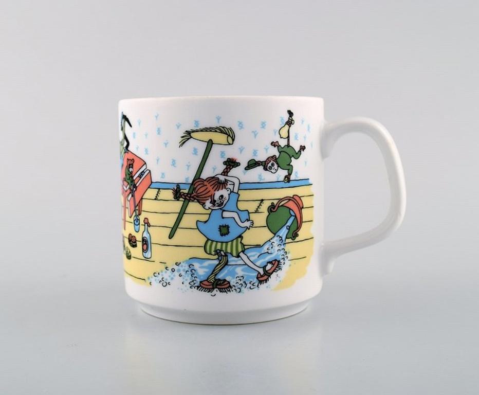 Rörstrand, Vier Tassen und ein Teller aus Porzellan mit Pippi-Langstrumpf-Motiven im Zustand „Gut“ im Angebot in Copenhagen, DK