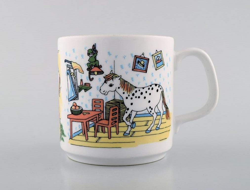 Rörstrand, Vier Tassen und ein Teller aus Porzellan mit Pippi-Langstrumpf-Motiven (20. Jahrhundert) im Angebot