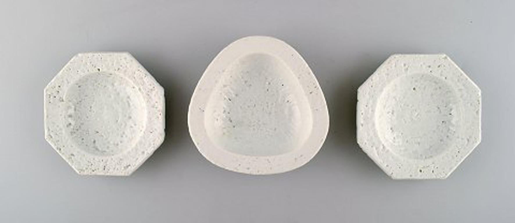 Rörstrand Gunnar Nylund 3 small Chamotte bowls.
Measures 15 cm. x 4 cm. (Largest)
White glaze.
Marked.
In perfect condition.