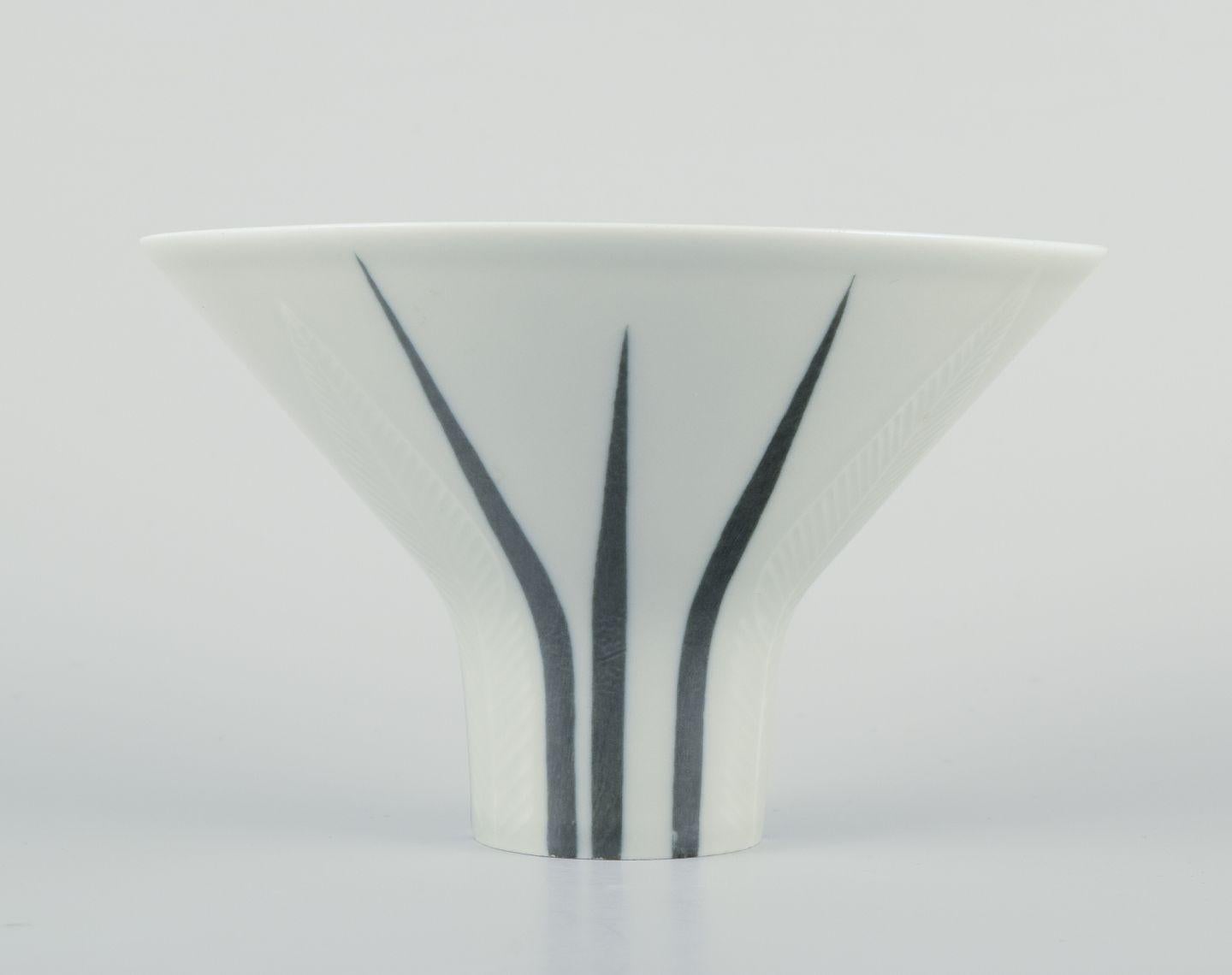 LES PRODUITS D'OCCASION SONT EXEMPTS DE DROITS DE DOUANE POUR LES CLIENTS DES ETATS-UNIS, DU ROYAUME-UNI, DE L'AUSTRALIE ET DU CANADA.   
PAR CONSÉQUENT, AUCUN DROIT D'IMPORTATION NE SERA APPLICABLE À VOTRE ACHAT. 

Vase en porcelaine Rörstrand
