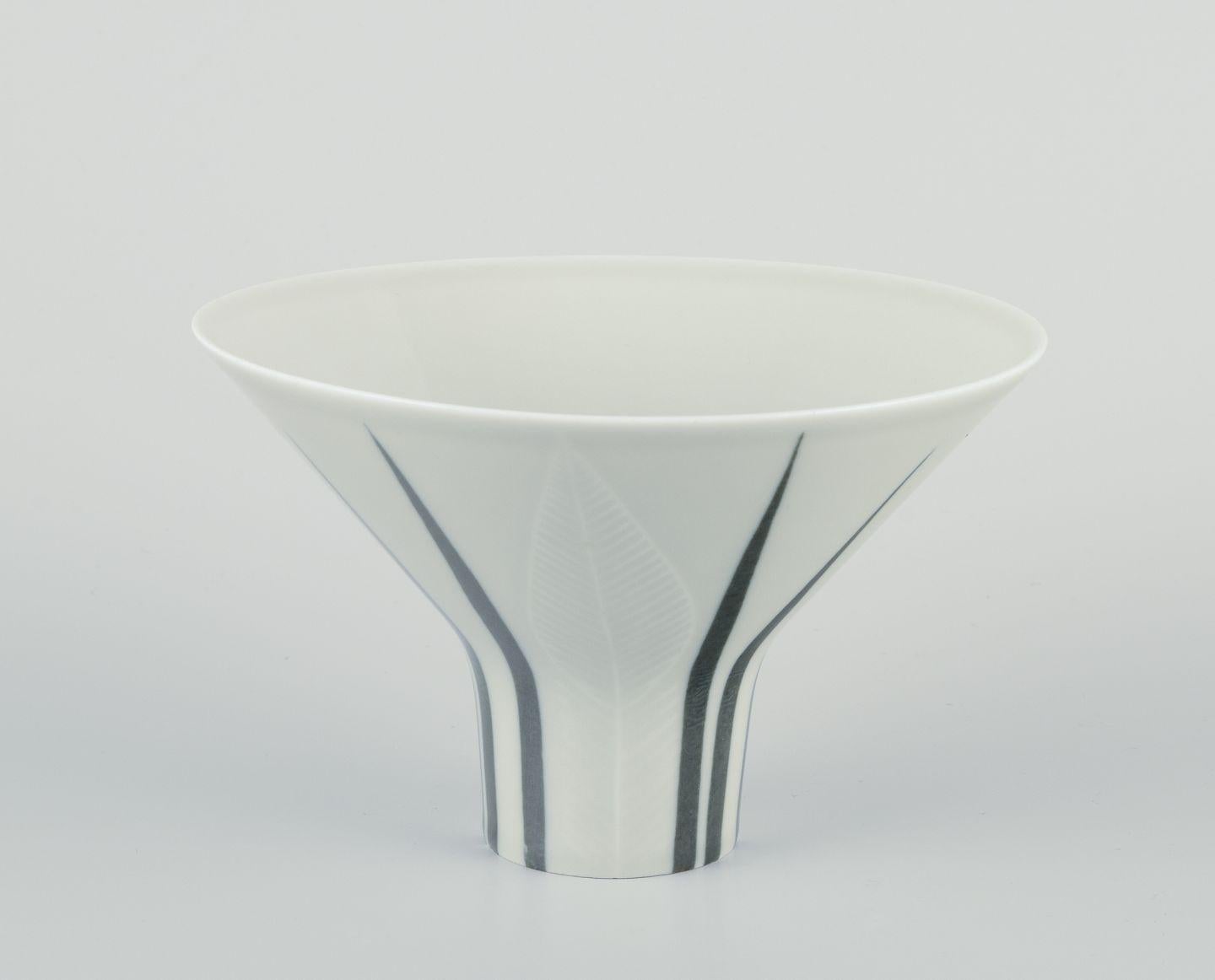 Scandinave moderne Vase en porcelaine Rörstrand 'Lancett'. Design/One. Milieu du 20e siècle. en vente