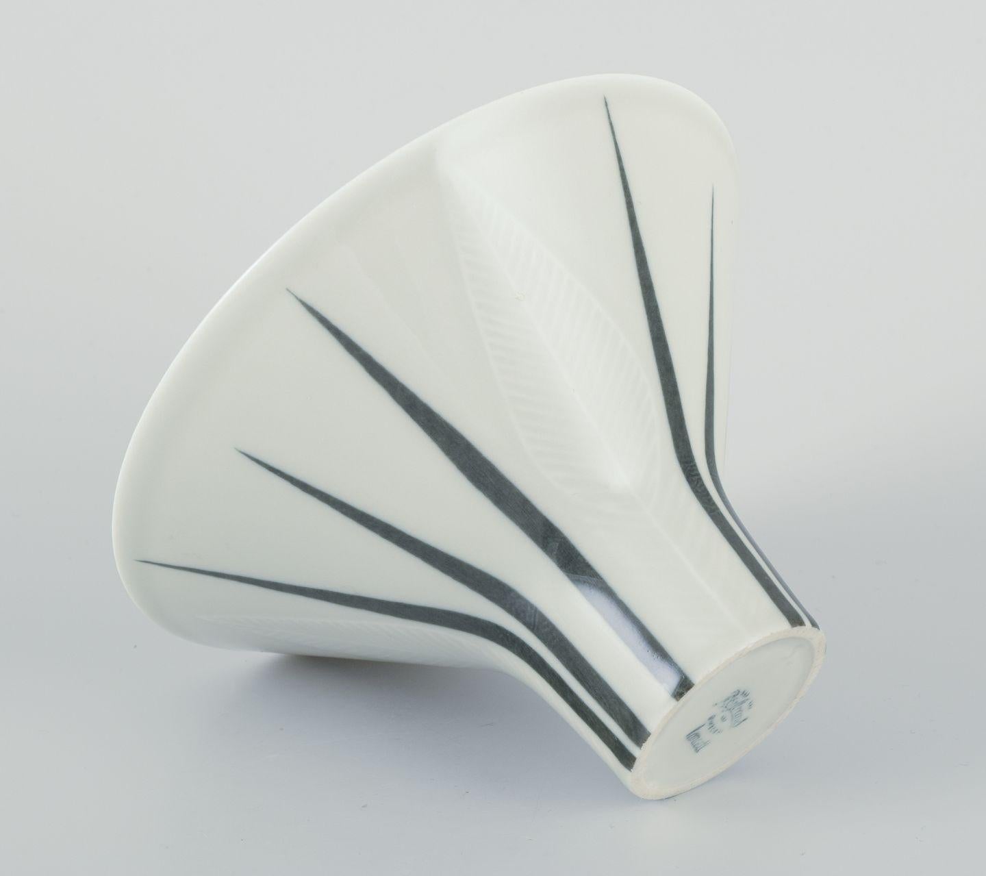 Suédois Vase en porcelaine Rörstrand 'Lancett'. Design/One. Milieu du 20e siècle. en vente