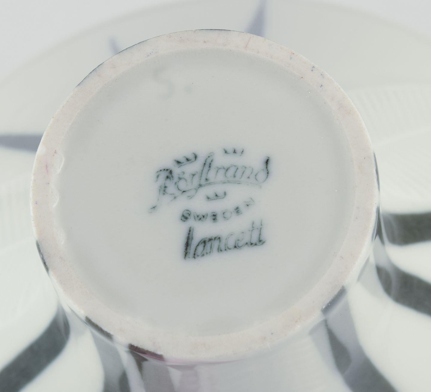 Vernissé Vase en porcelaine Rörstrand 'Lancett'. Design/One. Milieu du 20e siècle. en vente