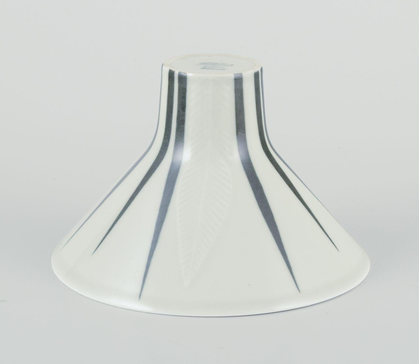Vase en porcelaine Rörstrand 'Lancett'. Design/One. Milieu du 20e siècle. Excellent état - En vente à København, Copenhagen