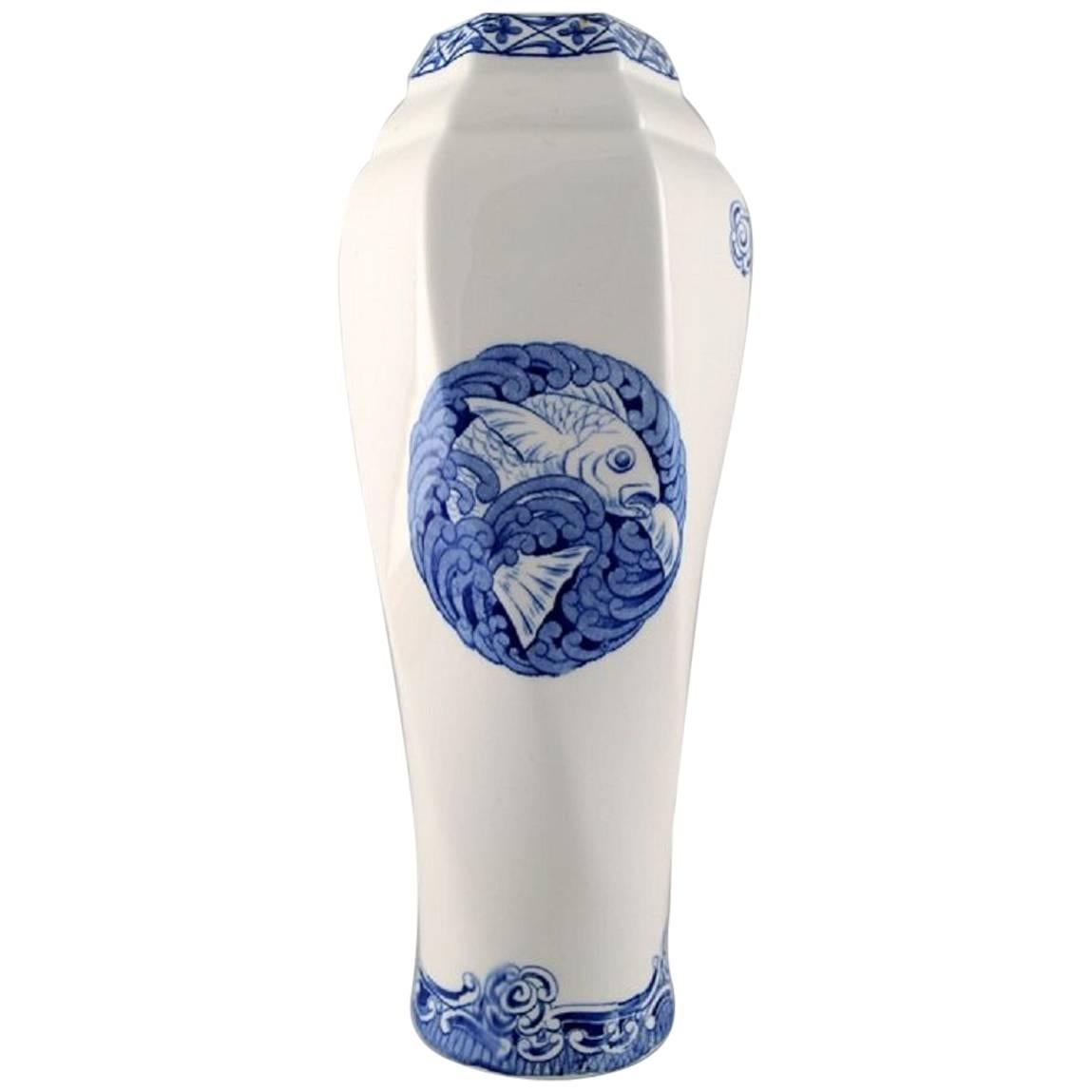 Rörstrand, grand vase en faïence décoré de poissons, années 1920 en vente