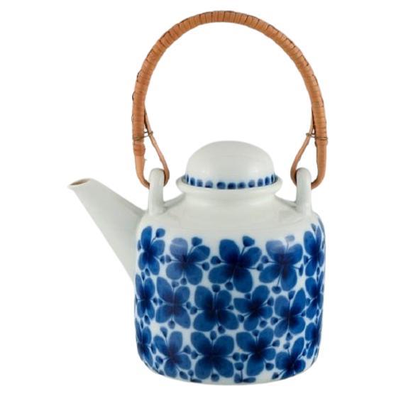 Rörstrand, Mon Amie, Tetera de porcelana con asa de bambú, hacia 1940