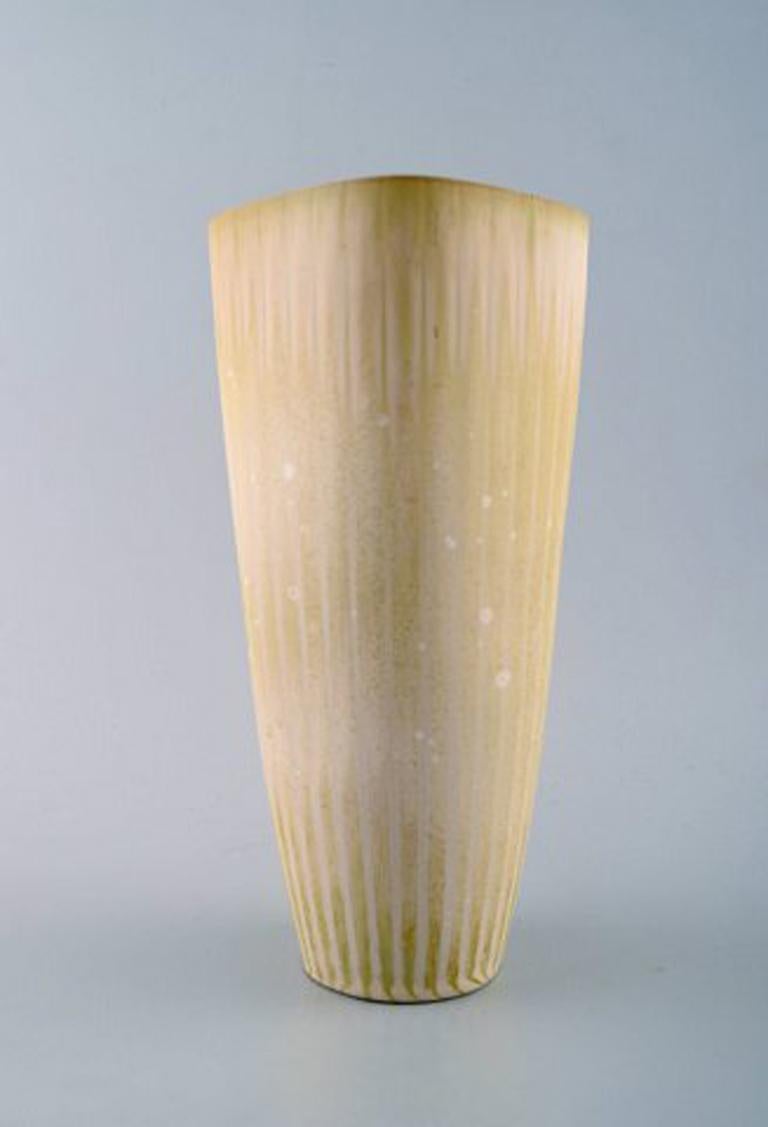 Rorstrand / Rörstrand stoneware vase by Gunnar Nylund.
Measures: 22 cm x 9 cm.
In perfect condition.
Beautiful eggshell glaze.
1st. factory quality.
Stamped.