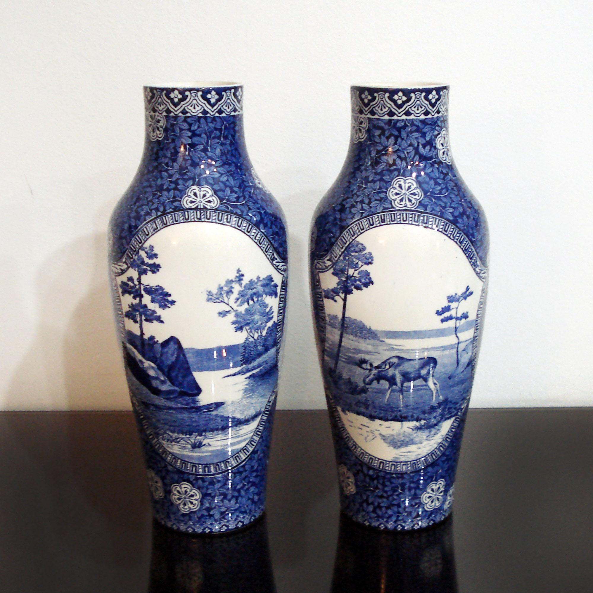 Coppia di vasi in porcellana Art Nouveau di Rörstrand, Svezia, XIX secolo.
Bellissima e difficile da trovare coppia di alti vasi svedesi Rörstrand in terracotta bianca e blu decorati con medaglioni alternati di scene bucoliche e composizioni