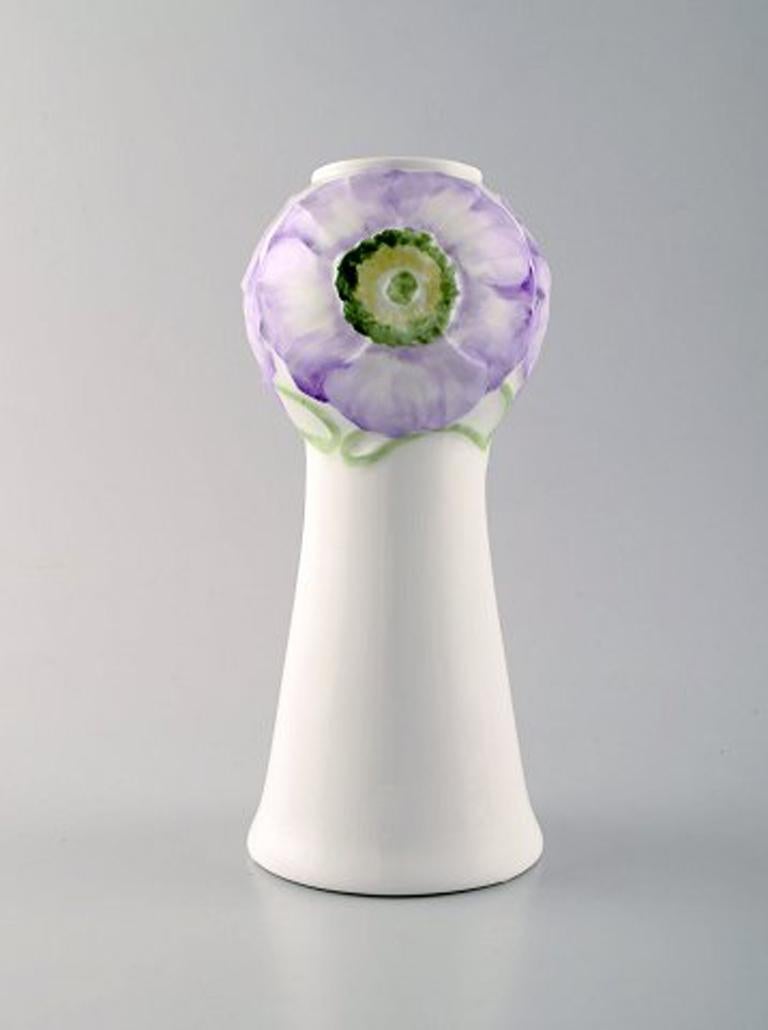 Rörstrand / Rorstrand. A pair of art nouveau vases in porcelain decorated with violet and green flowers in relief, circa 1900.
Measures: 19 x 8.5 cm.
In very good condition.
Stamped.