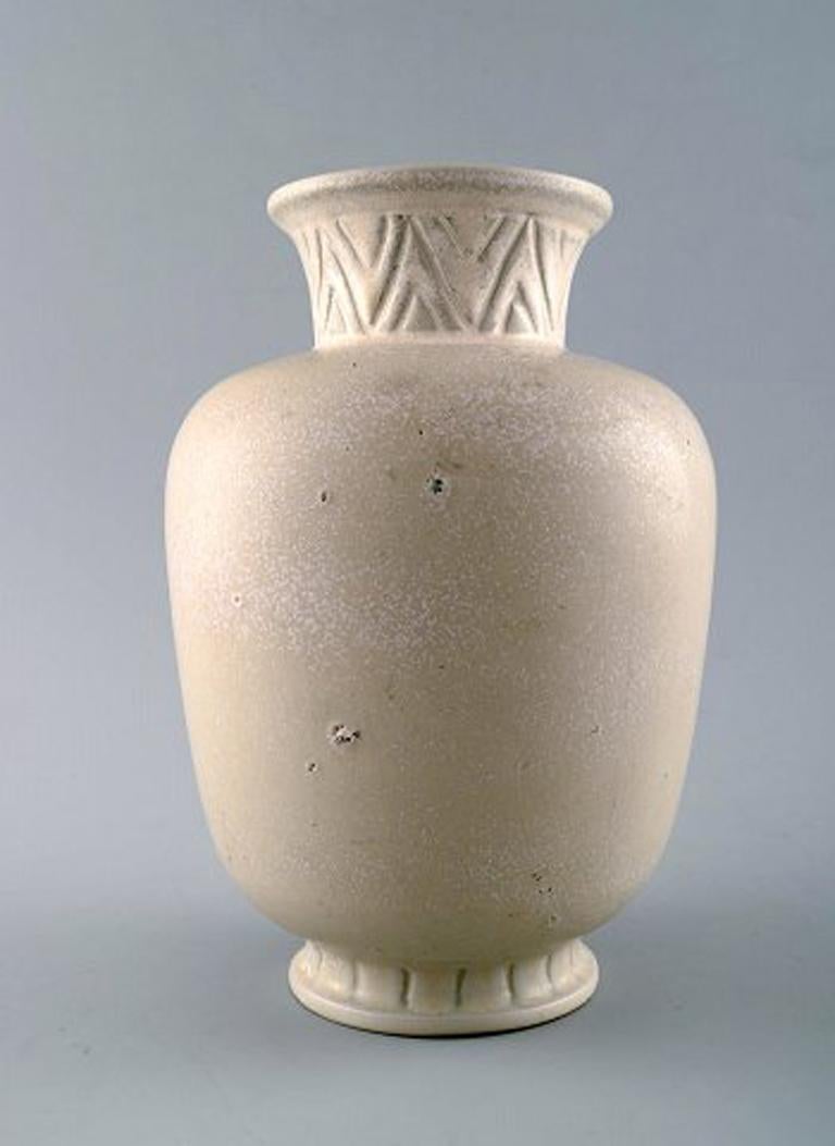 Rorstrand/Rörstrand stoneware vase by Gunnar Nylund.
Measures: 20 cm. high., diameter 14 cm.
In perfect condition.
Beautiful white glaze.
2nd. factory quality.
Stamped.