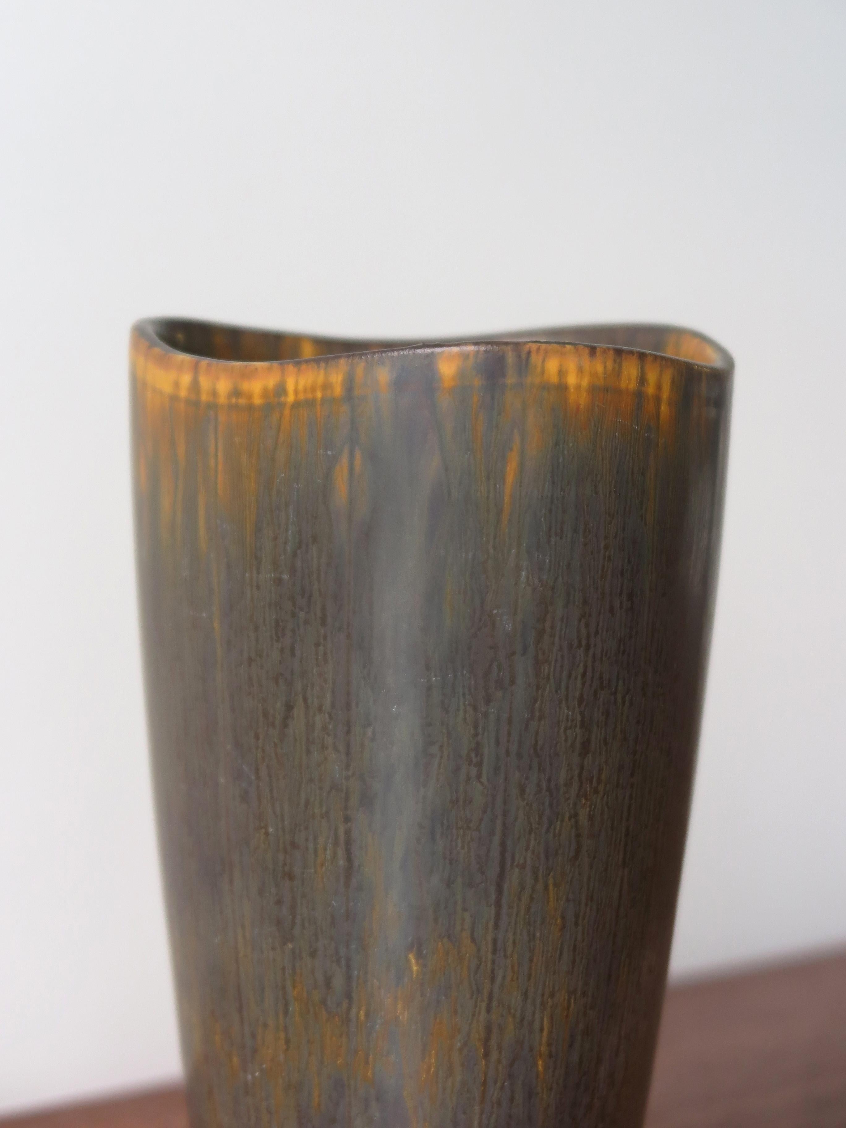 Vase en céramique au design scandinave Mid-Century Modern conçu par Rörstrand avec une glaçure mate, Suède, années 1950.