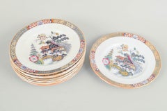Rörstrand. Ensemble de neuf assiettes à déjeuner en faïence. Série 'Japon'. Début du 20e siècle.