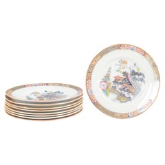 Rörstrand. Set di nove piatti da pranzo in maiolica. Serie 'Giappone'. Inizio del XX secolo.