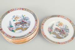 Rörstrand. Ensemble de dix assiettes plates en faïence. Série "Japon". Début du 20e siècle.