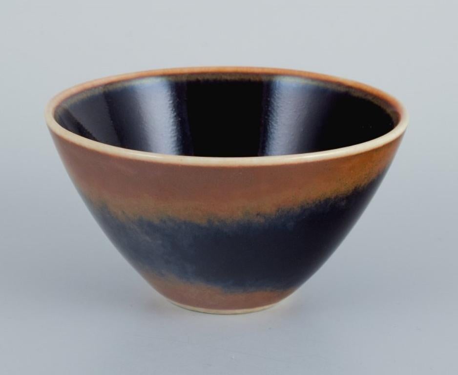 Rörstrand, small ceramic bowl in shades of blue and brown.
Mid-20th century.
In perfect condition.
Signed.
Dimensions: D 8.5 x H 5.0 cm.
