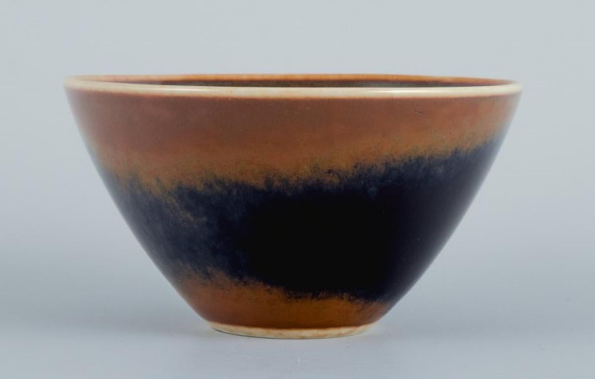 Scandinave moderne Rörstrand, petit bol en céramique dans les tons bleu et brun. Milieu du 20e siècle. en vente