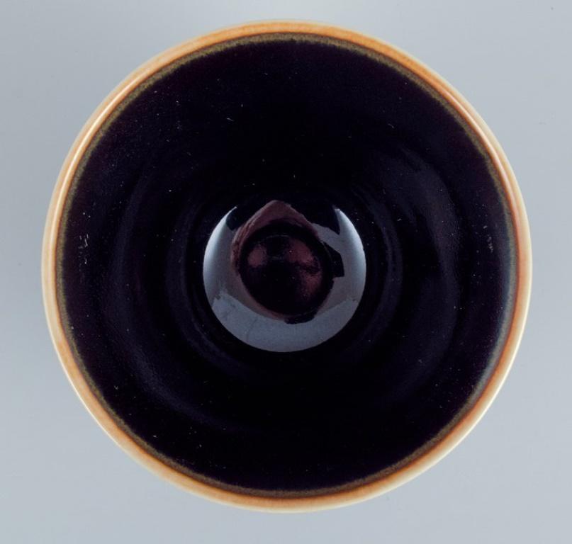 Suédois Rörstrand, petit bol en céramique dans les tons bleu et brun. Milieu du 20e siècle. en vente