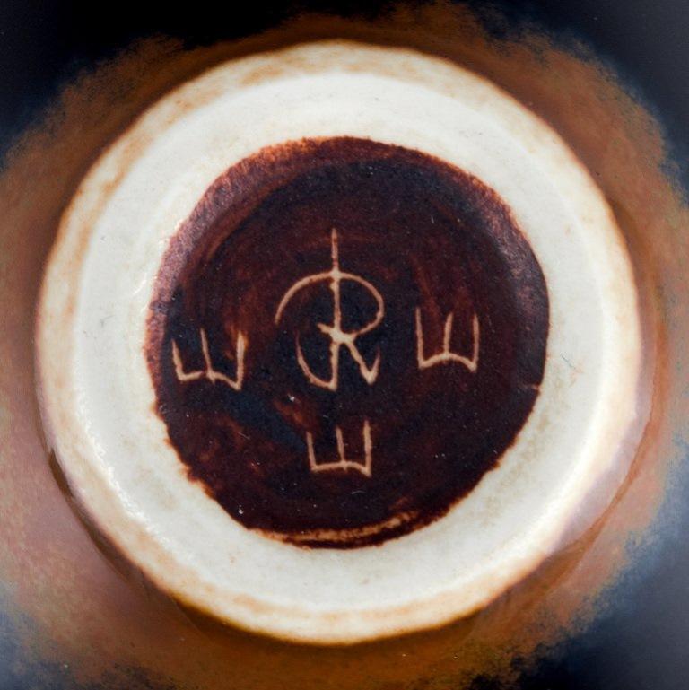 Vernissé Rörstrand, petit bol en céramique dans les tons bleu et brun. Milieu du 20e siècle. en vente