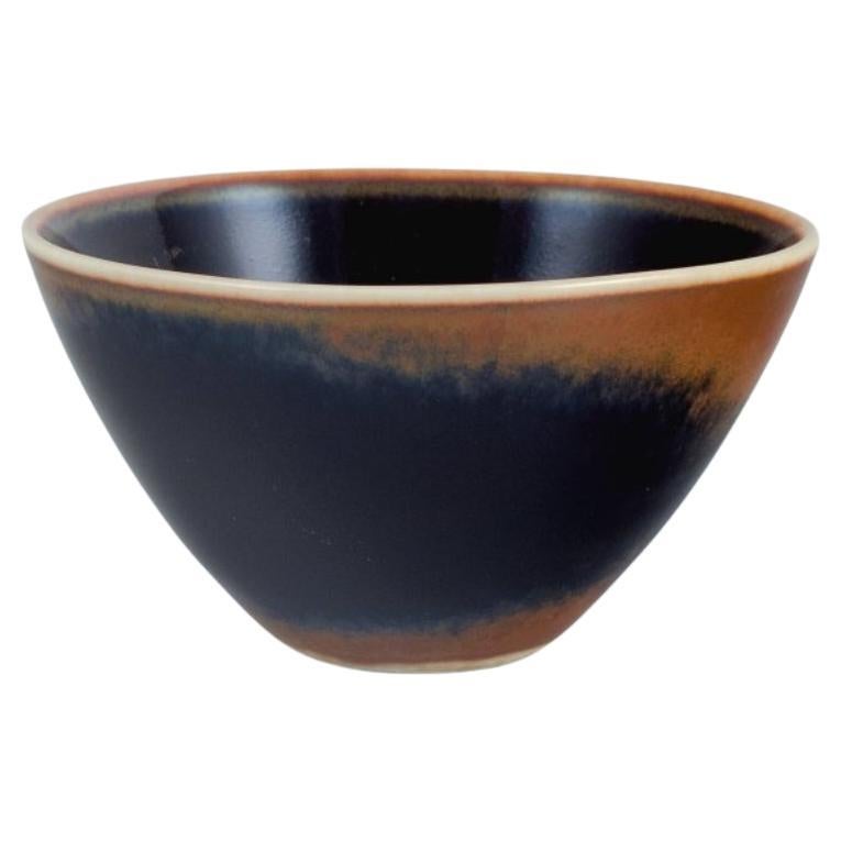 Rörstrand, petit bol en céramique dans les tons bleu et brun. Milieu du 20e siècle. en vente