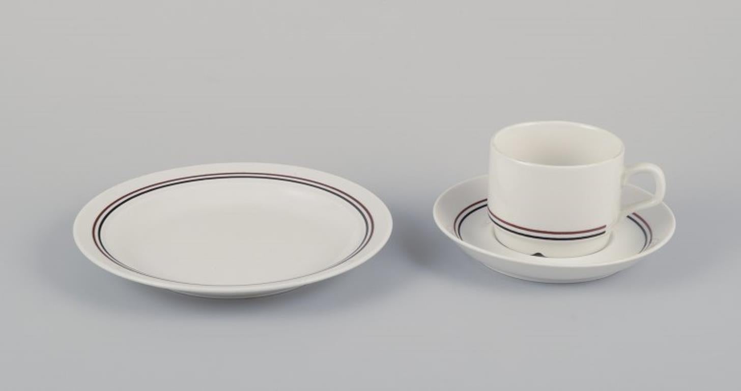 Rörstrand, Suède. Service à café en porcelaine émaillée composé de quatre tasses à café, quatre soucoupes et quatre assiettes.
Depuis les années 1960.
Marqué.
En parfait état.
Dimensions de la tasse : 7,5 x 6,0 cm.
Diamètre de la soucoupe : 14.0