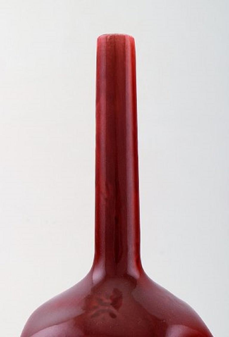 Art Nouveau Rörstrand, Svezia, Vaso a collo stretto in maiolica smaltata, circa 1900 in vendita