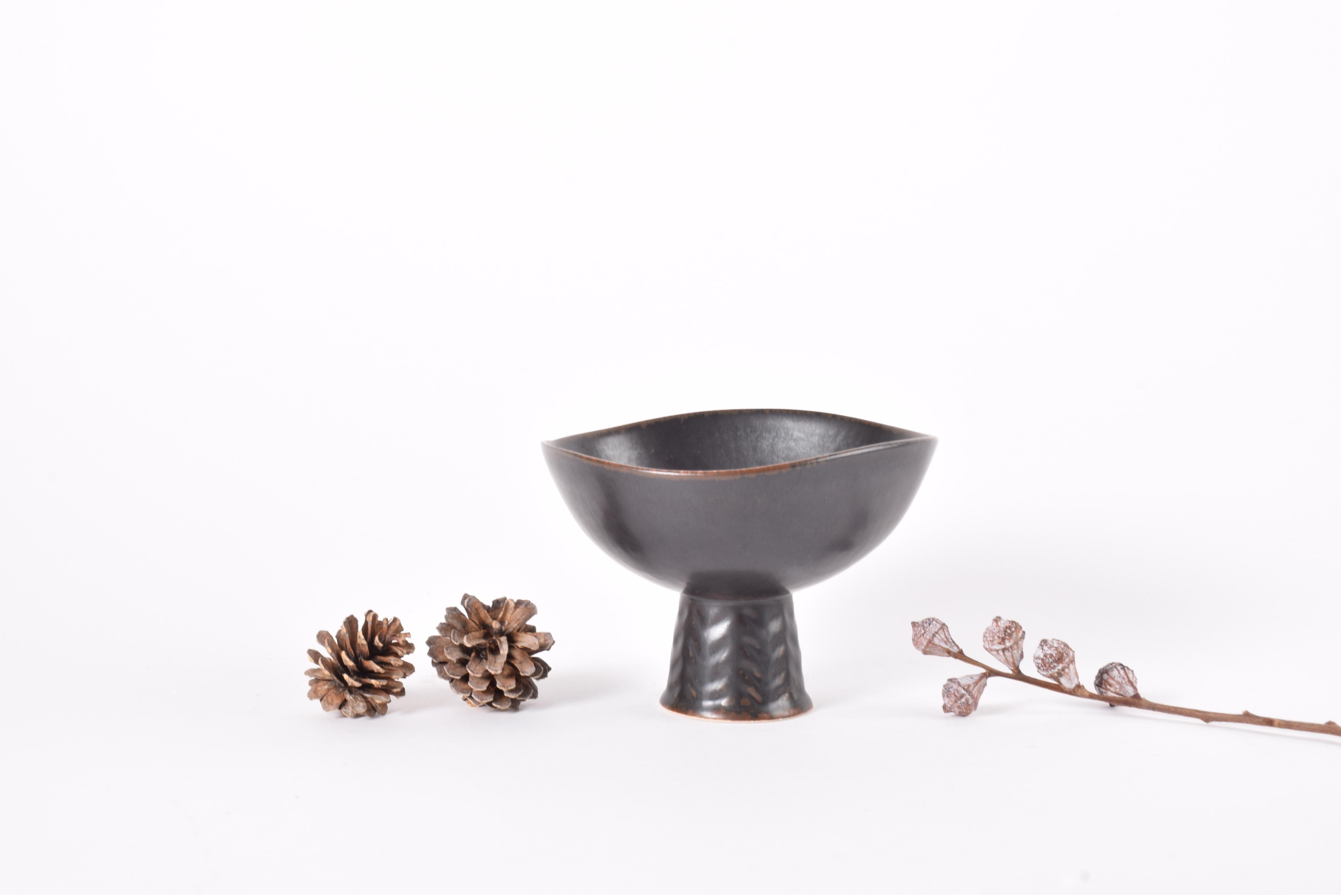 Cuenco con pie Rörstrand Sweden Esmalte marrón de Carl-Harry Stålhane, Moderno ca. 1950 Escandinavo moderno en venta