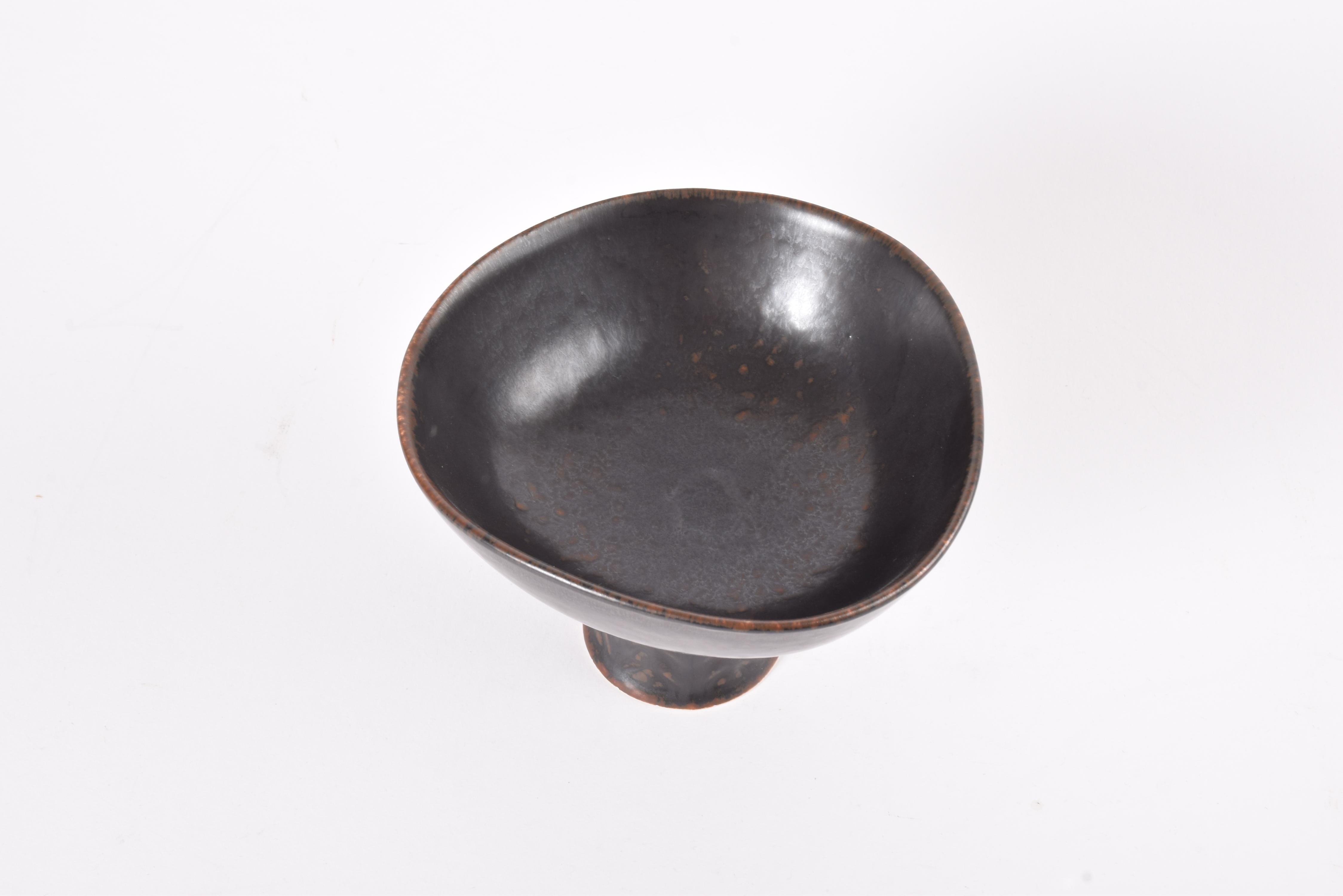 Cuenco con pie Rörstrand Sweden Esmalte marrón de Carl-Harry Stålhane, Moderno ca. 1950 Glaseado en venta