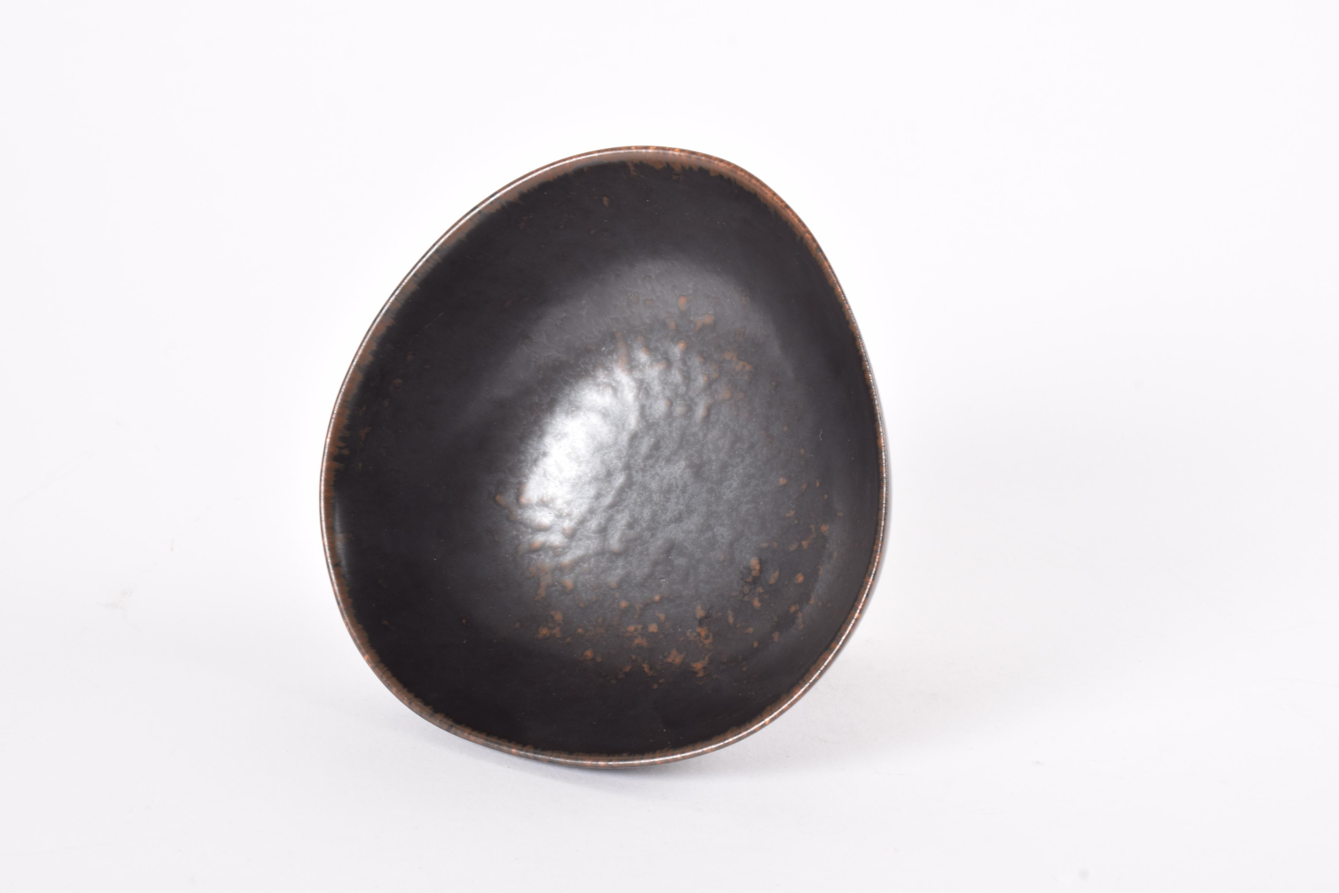 Cuenco con pie Rörstrand Sweden Esmalte marrón de Carl-Harry Stålhane, Moderno ca. 1950 en Bueno estado para la venta en Silkeborg, Silkeborg