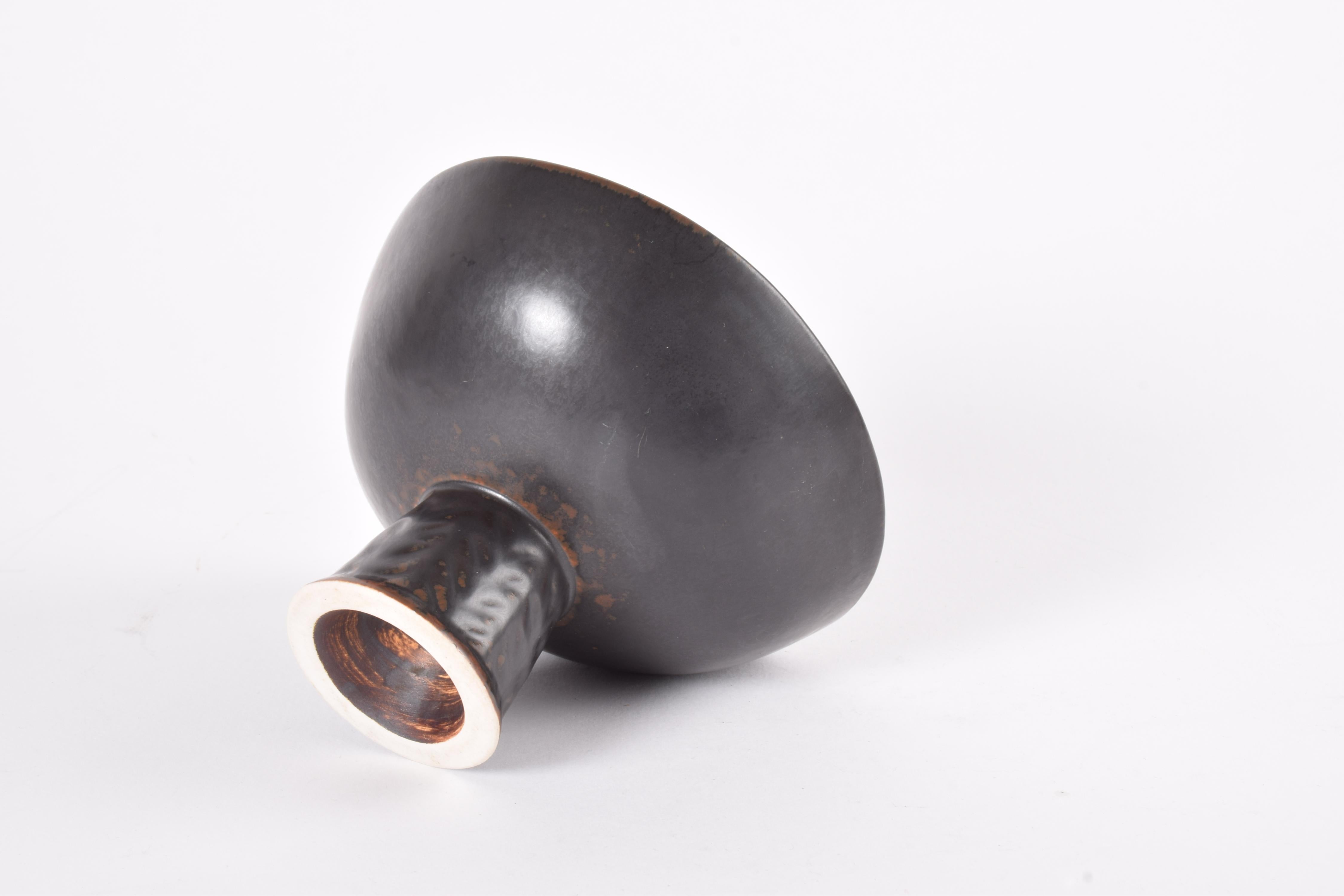 Cuenco con pie Rörstrand Sweden Esmalte marrón de Carl-Harry Stålhane, Moderno ca. 1950 en venta 1