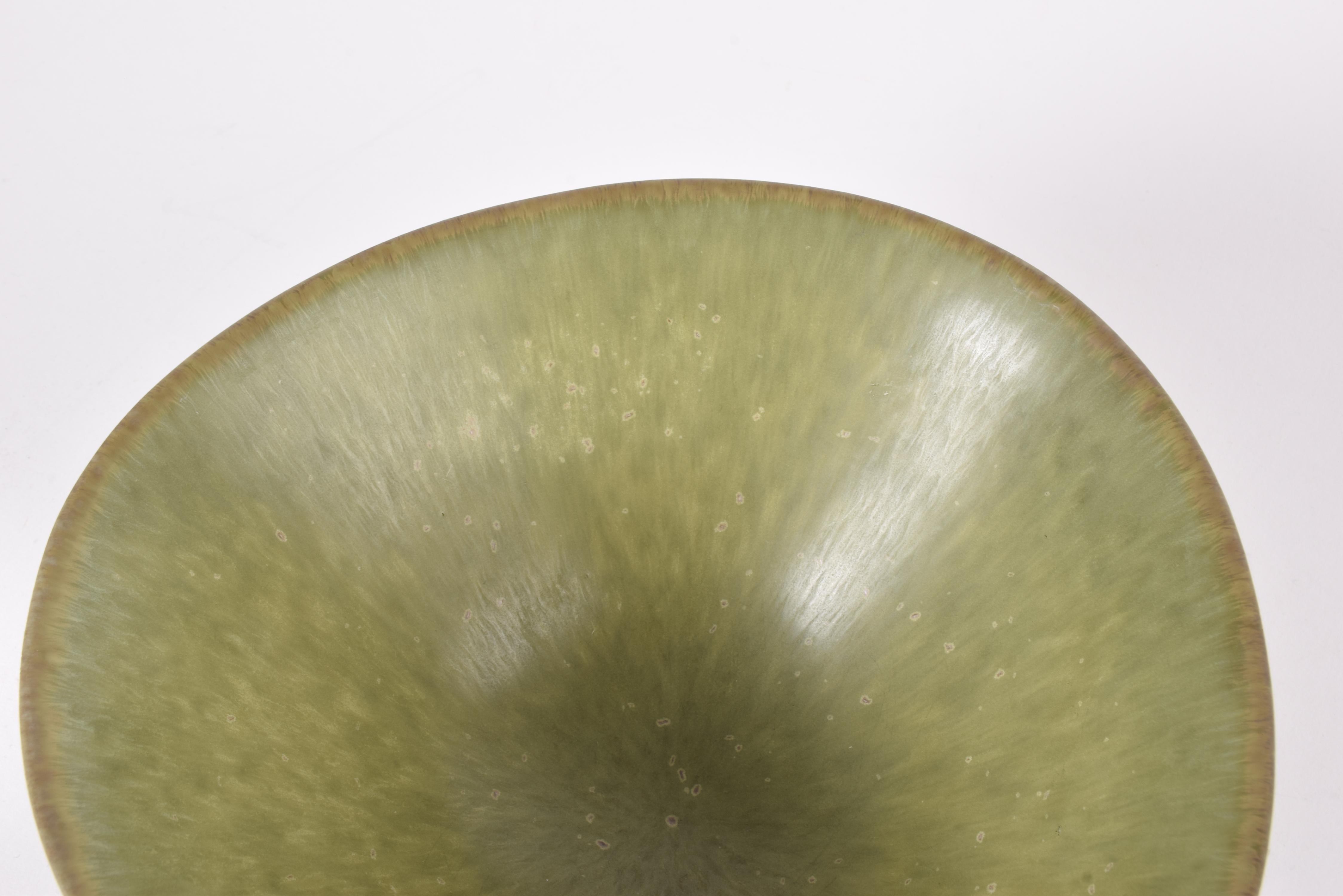 Cuenco con pie Rörstrand Sweden Esmalte moteado verde de Carl-Harry Stålhane Años 50 Glaseado en venta