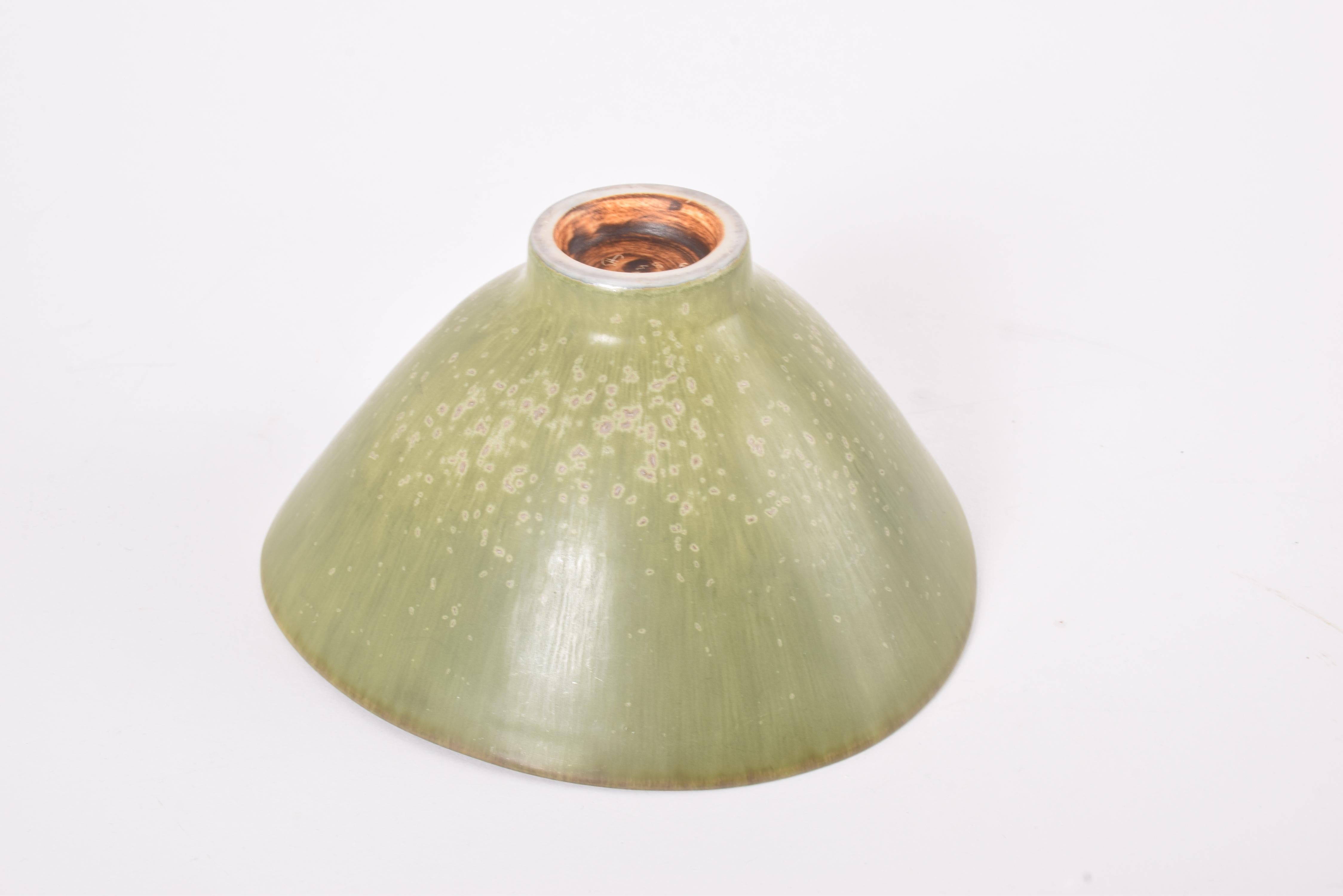 Cuenco con pie Rörstrand Sweden Esmalte moteado verde de Carl-Harry Stålhane Años 50 siglo XX en venta