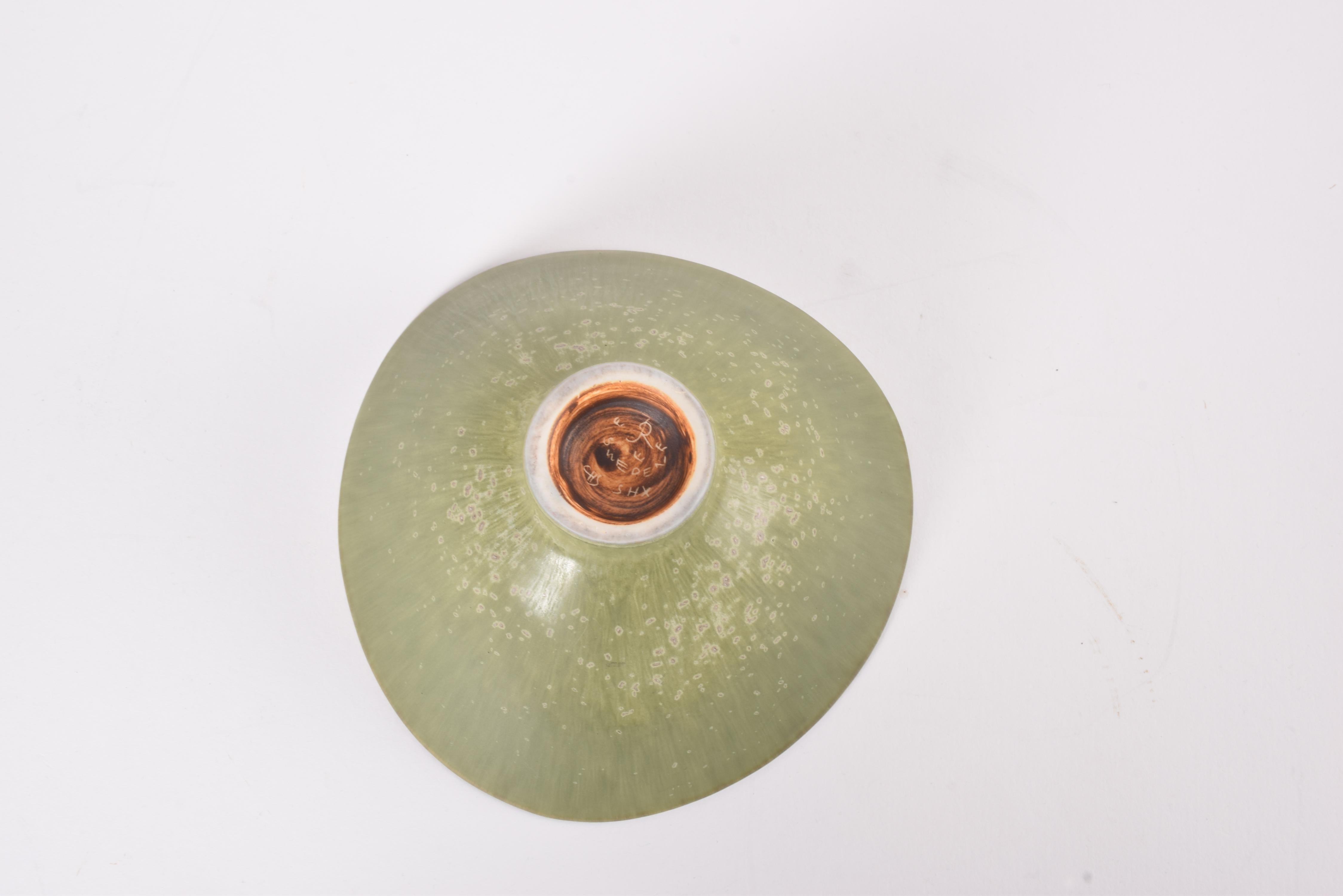 Cuenco con pie Rörstrand Sweden Esmalte moteado verde de Carl-Harry Stålhane Años 50 en venta 1