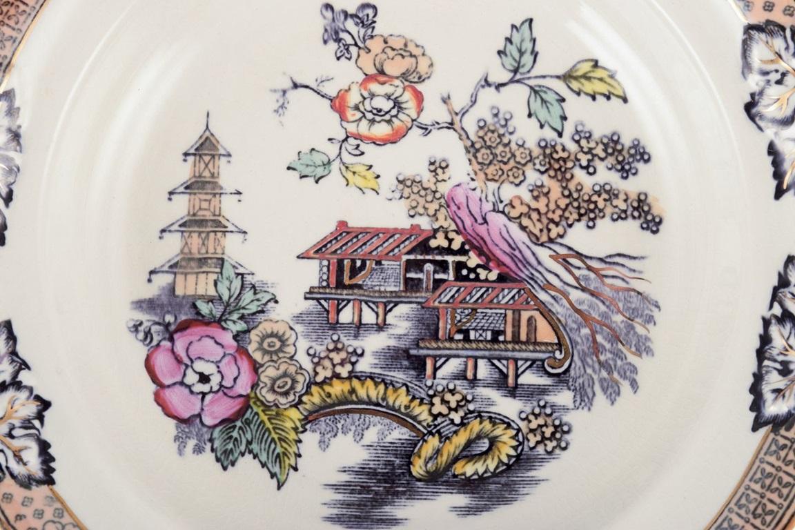 Rörstrand, Schweden. Soßenschüssel 'Japan' auf Fuß und Mittelstück mit zwei Henkeln. (Fayence) im Angebot