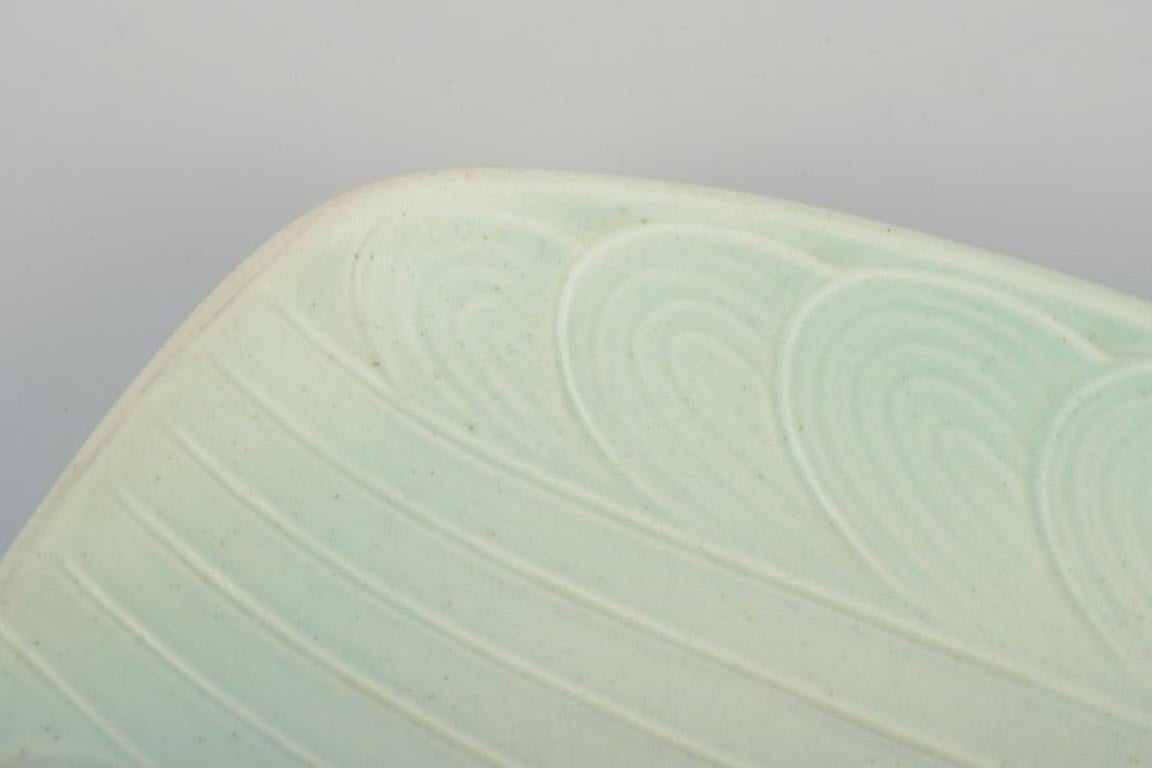 Rörstrand, Sweden. Large ceramic bowl in a modernist design. In Excellent Condition For Sale In København, Copenhagen